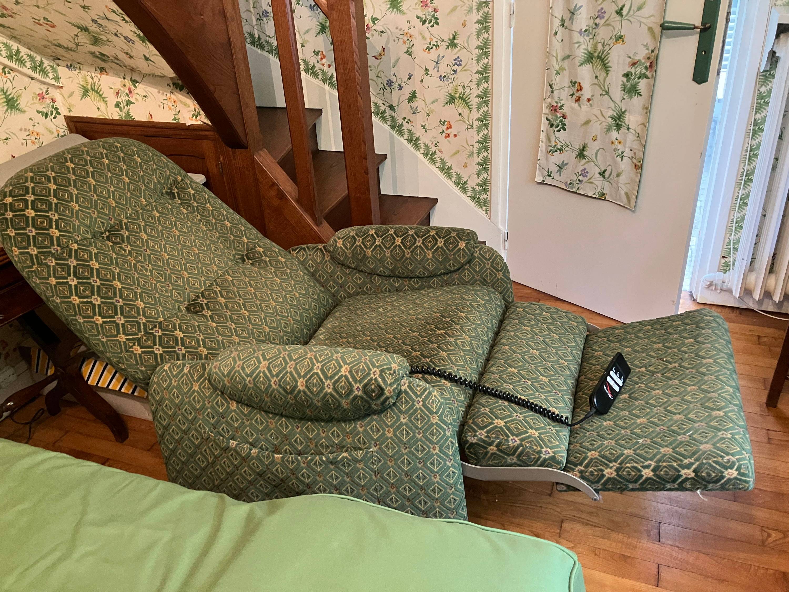Vends fauteuil releveur électrique pour personne âgée