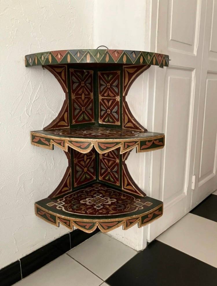 Vends meuble d’angle antiquité orientale à 3 étagères peint à la main