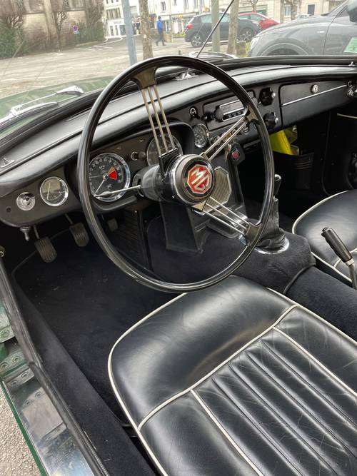 MGB 1967 série 1 vert anglais décapotable conduite gauche avec overdrive et hardtop