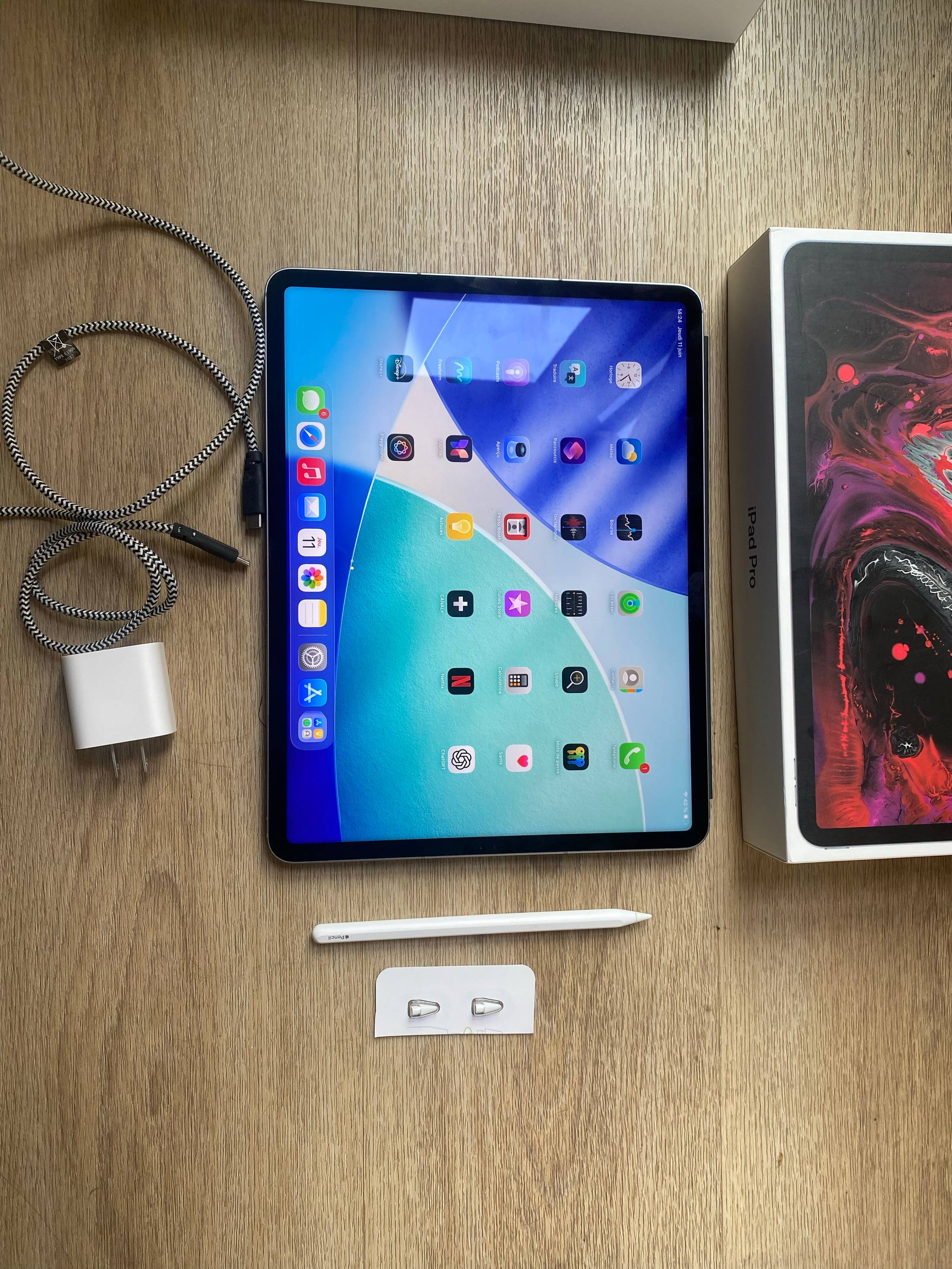 Vends iPad Pro 12,9 pouces, très bon état, vendu avec un stylo et recharges, câble adaptable sur un adaptateur fran