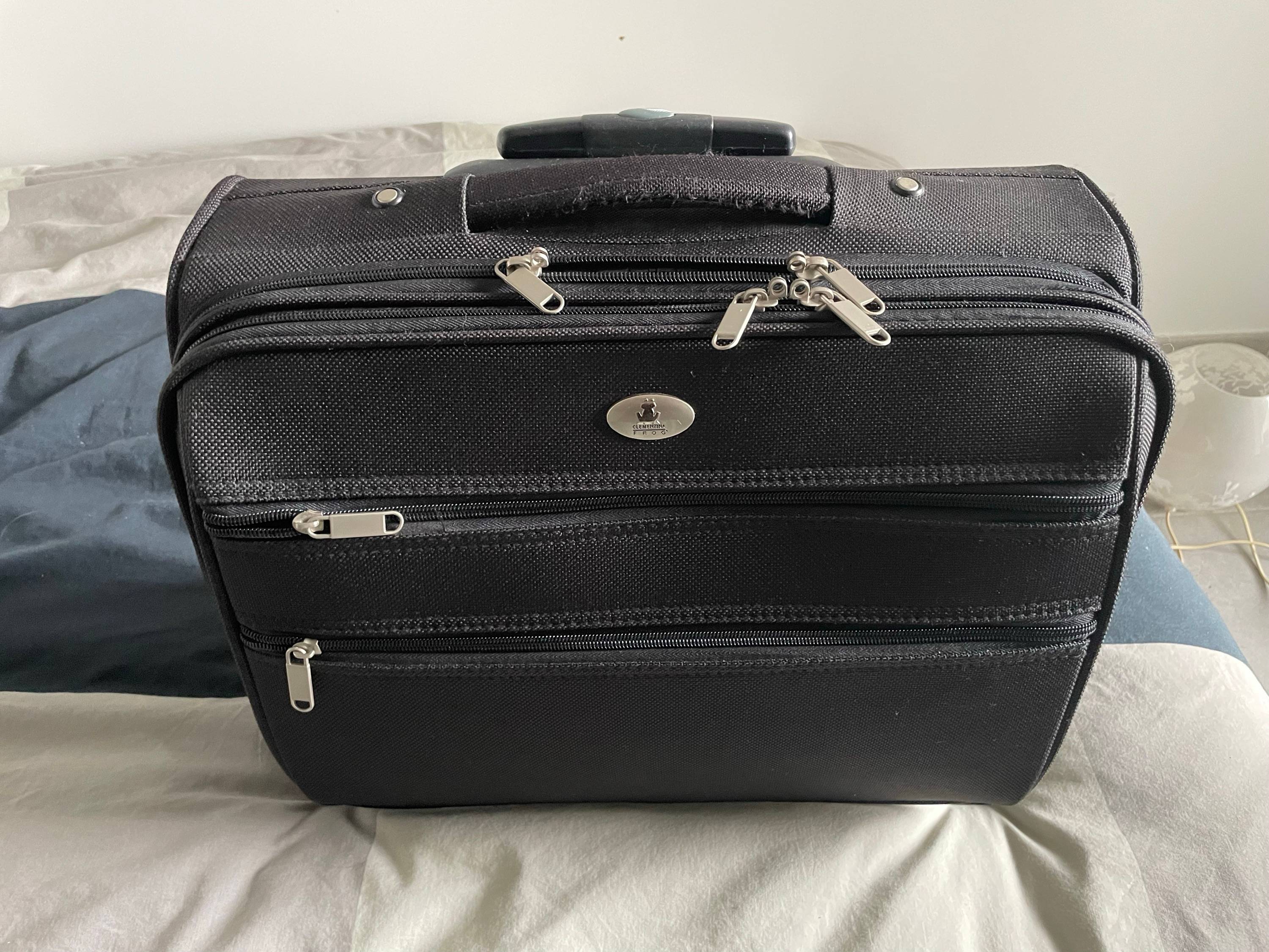 Vends valise noire à roulettes