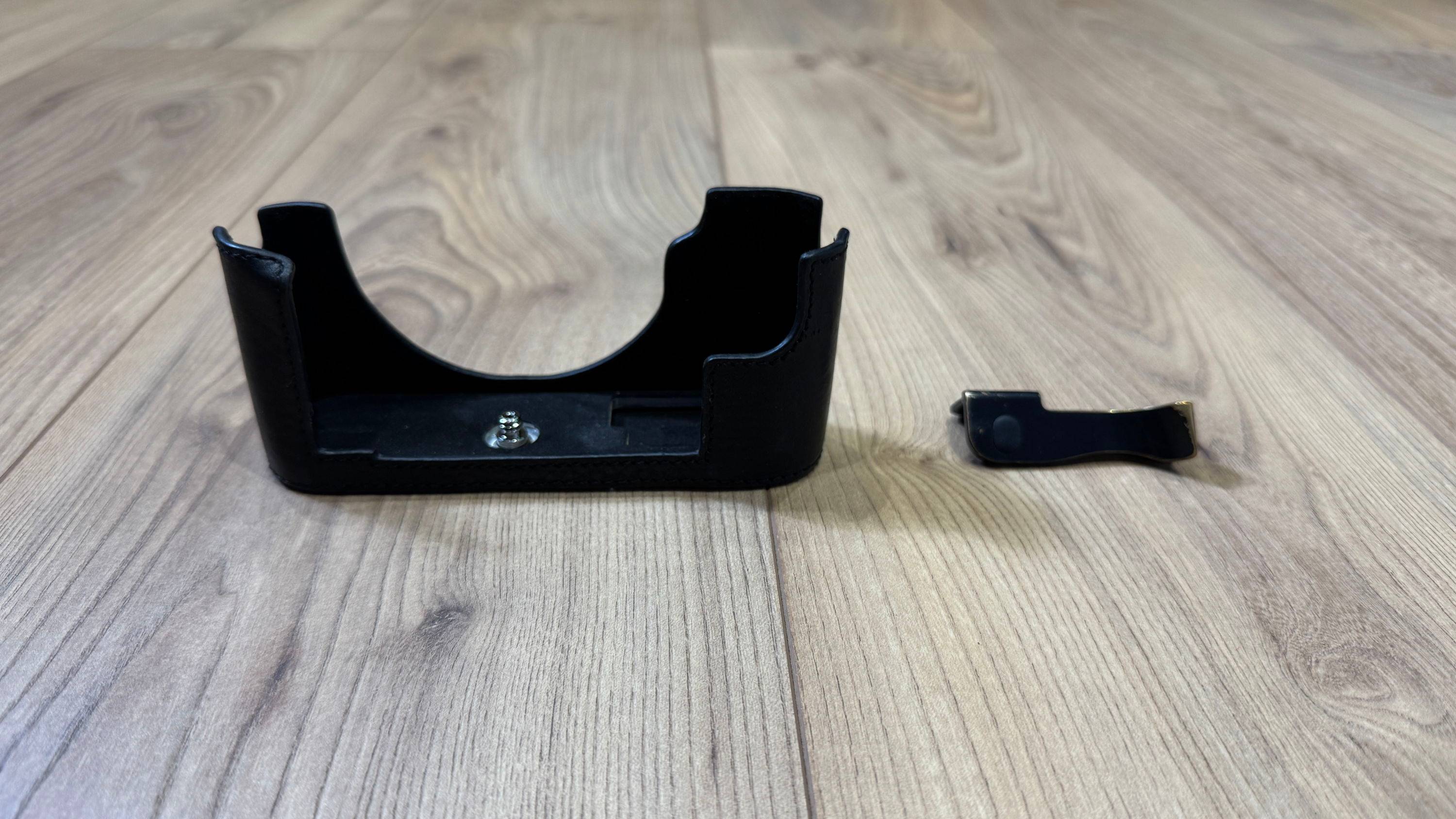 Vends demi-étui cuir VR Handmade pour Leica M10/M10-R, parfait état + thumb rest en bonus