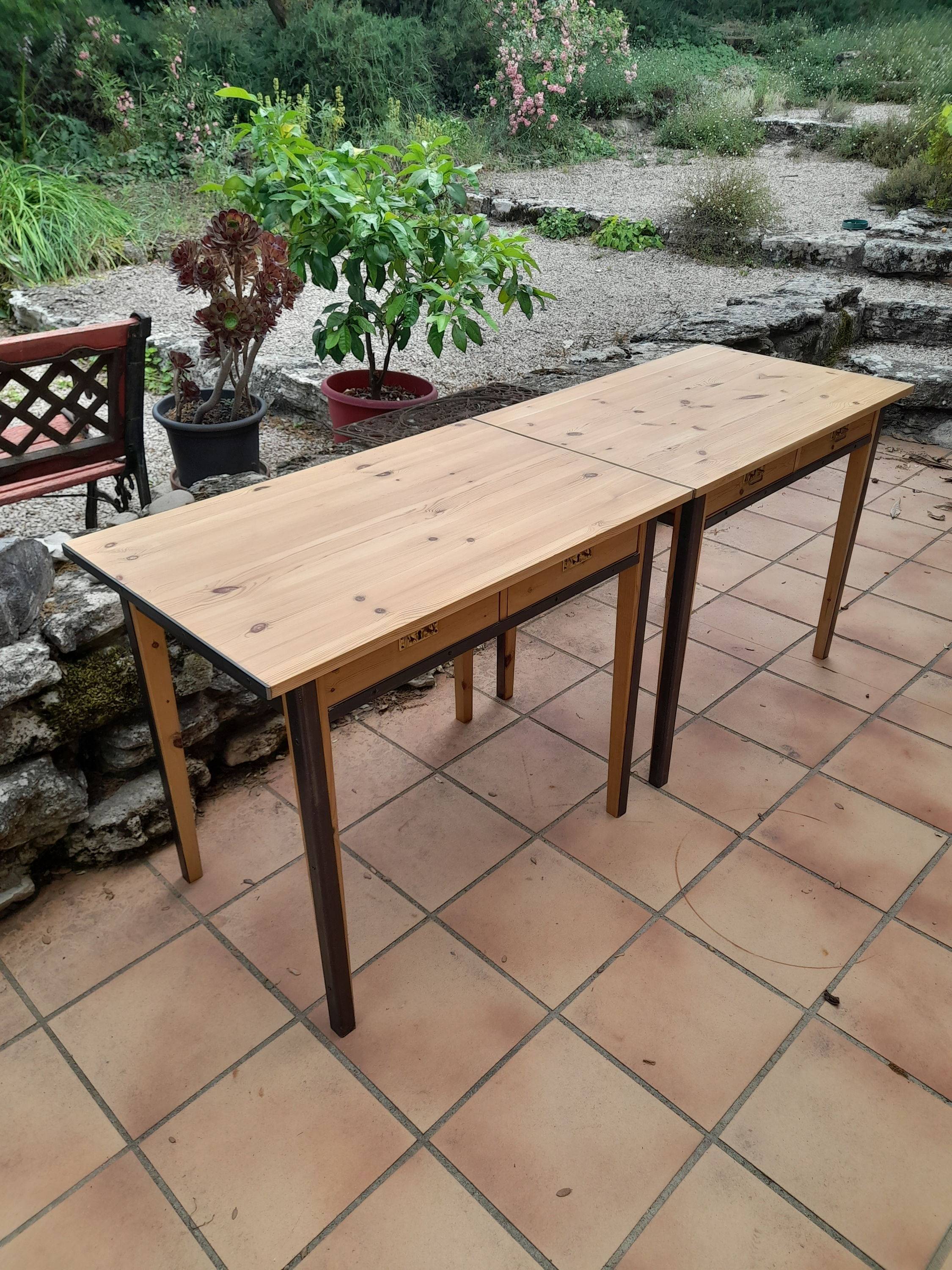 Vends 2 tables (ou bureaux) jumelles pin massif et acier