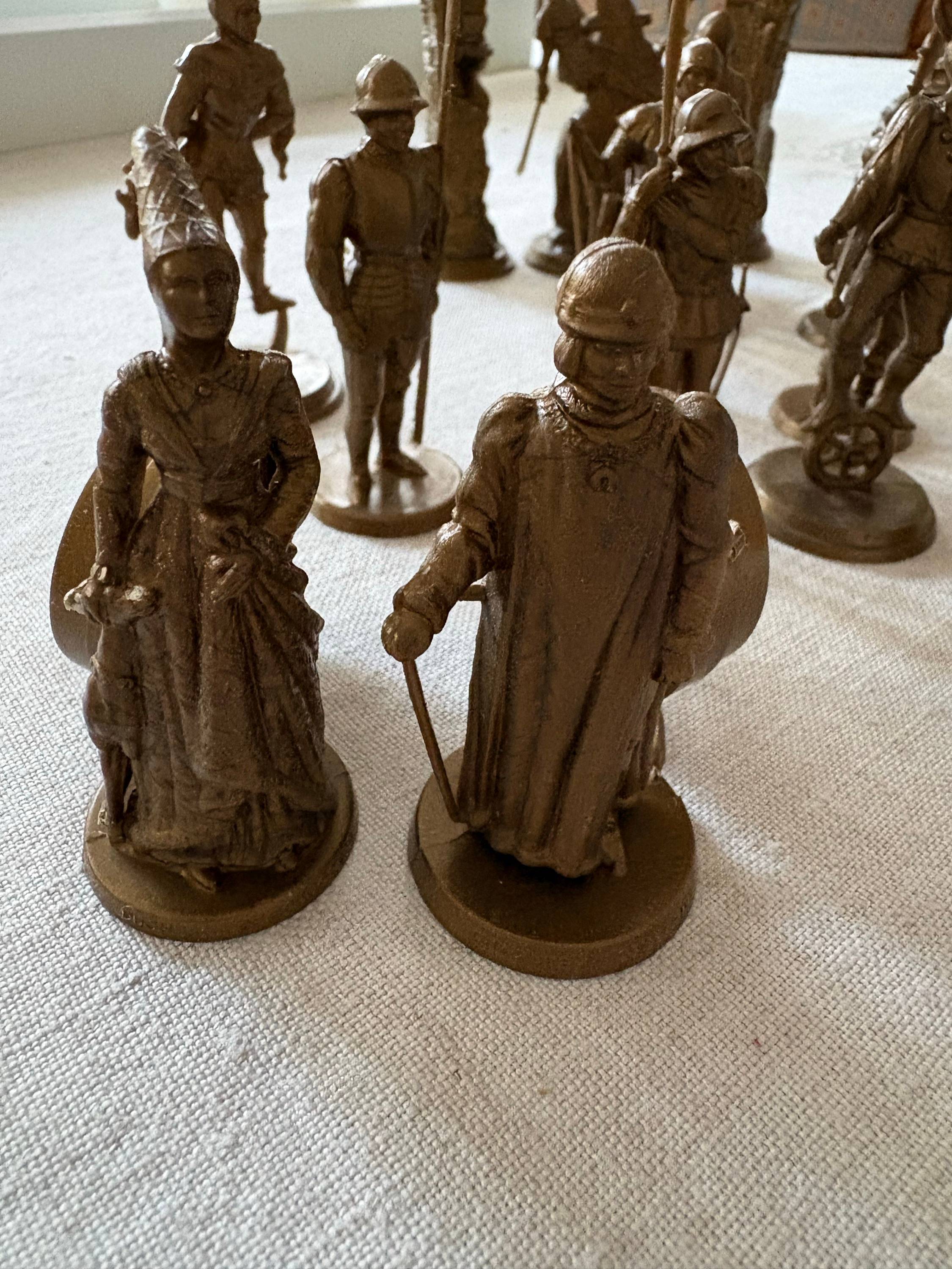 Vends un lot de 16 figurines jeux d’échecs