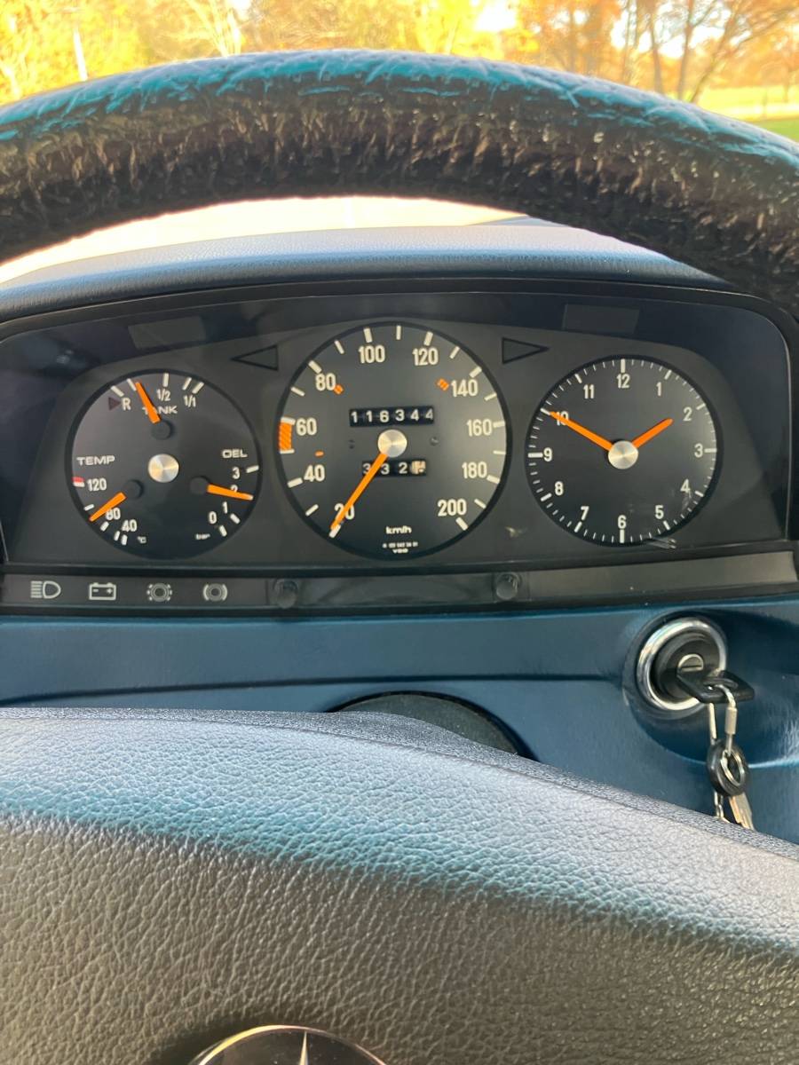 Vends MERCEDES 250 BERLINE type 123