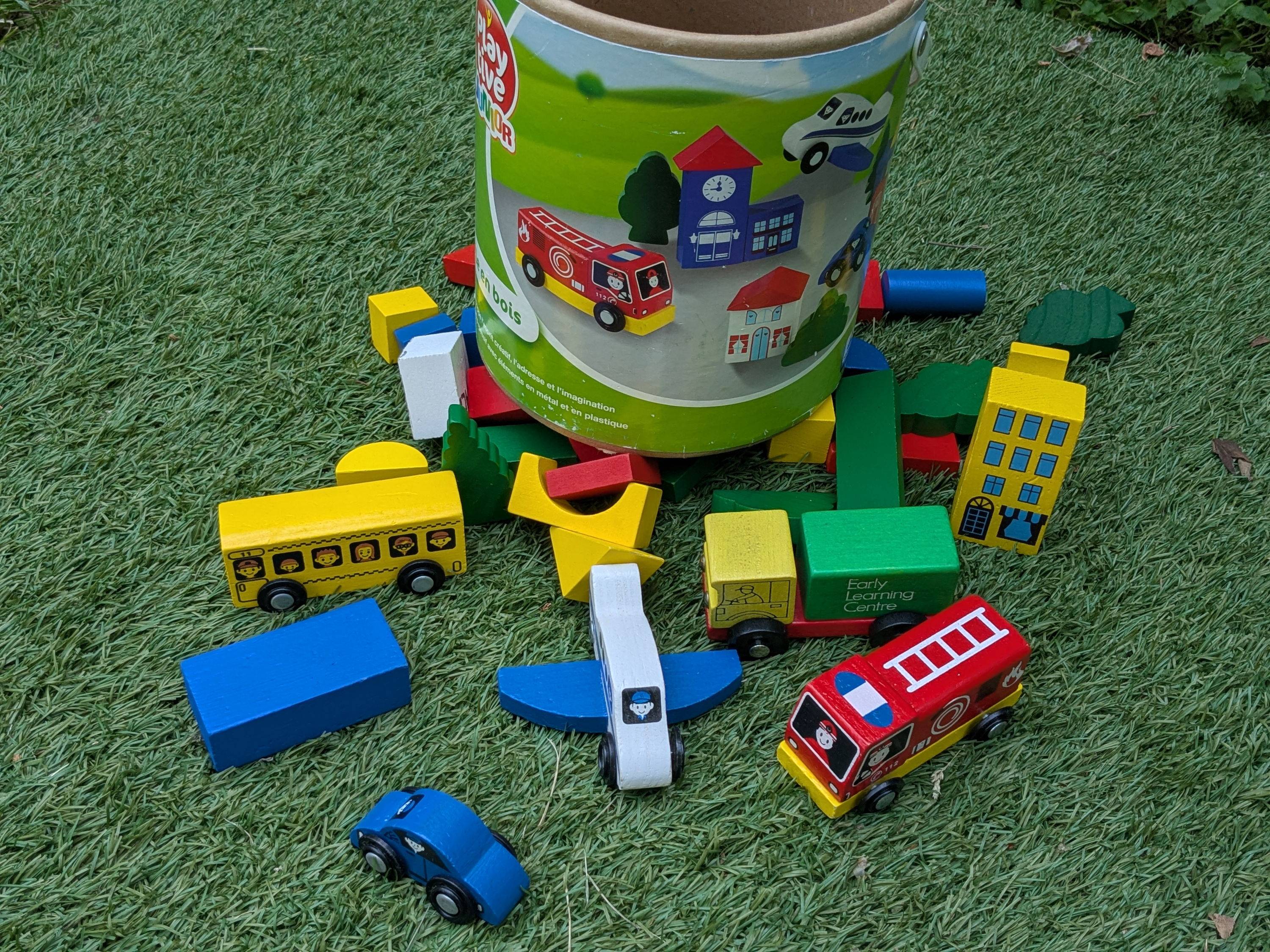 Vends boîte avec jouets en bois