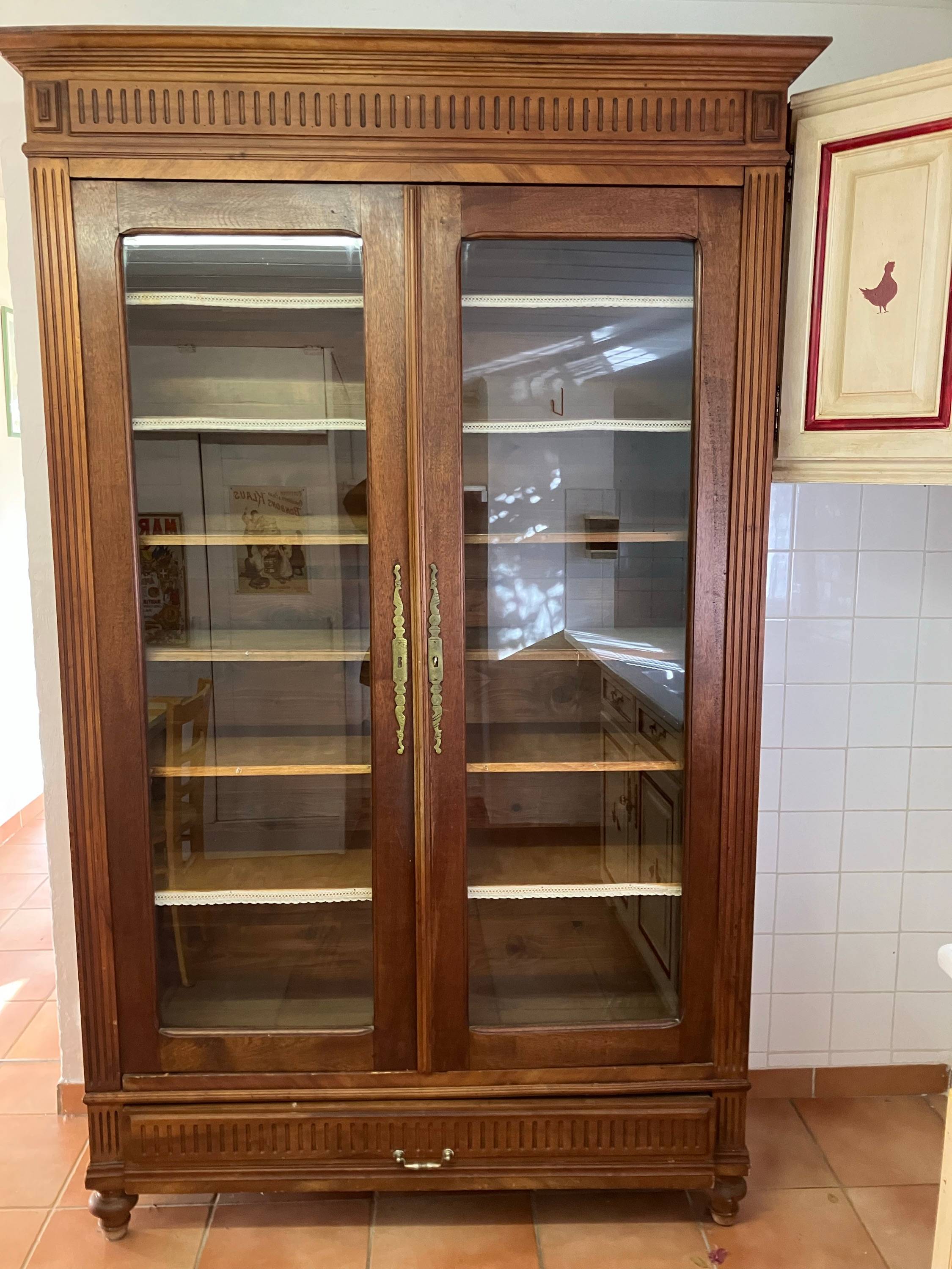 Vends grande bibliothèque ancienne avec 2 portes vitrées et 1 grand tiroir