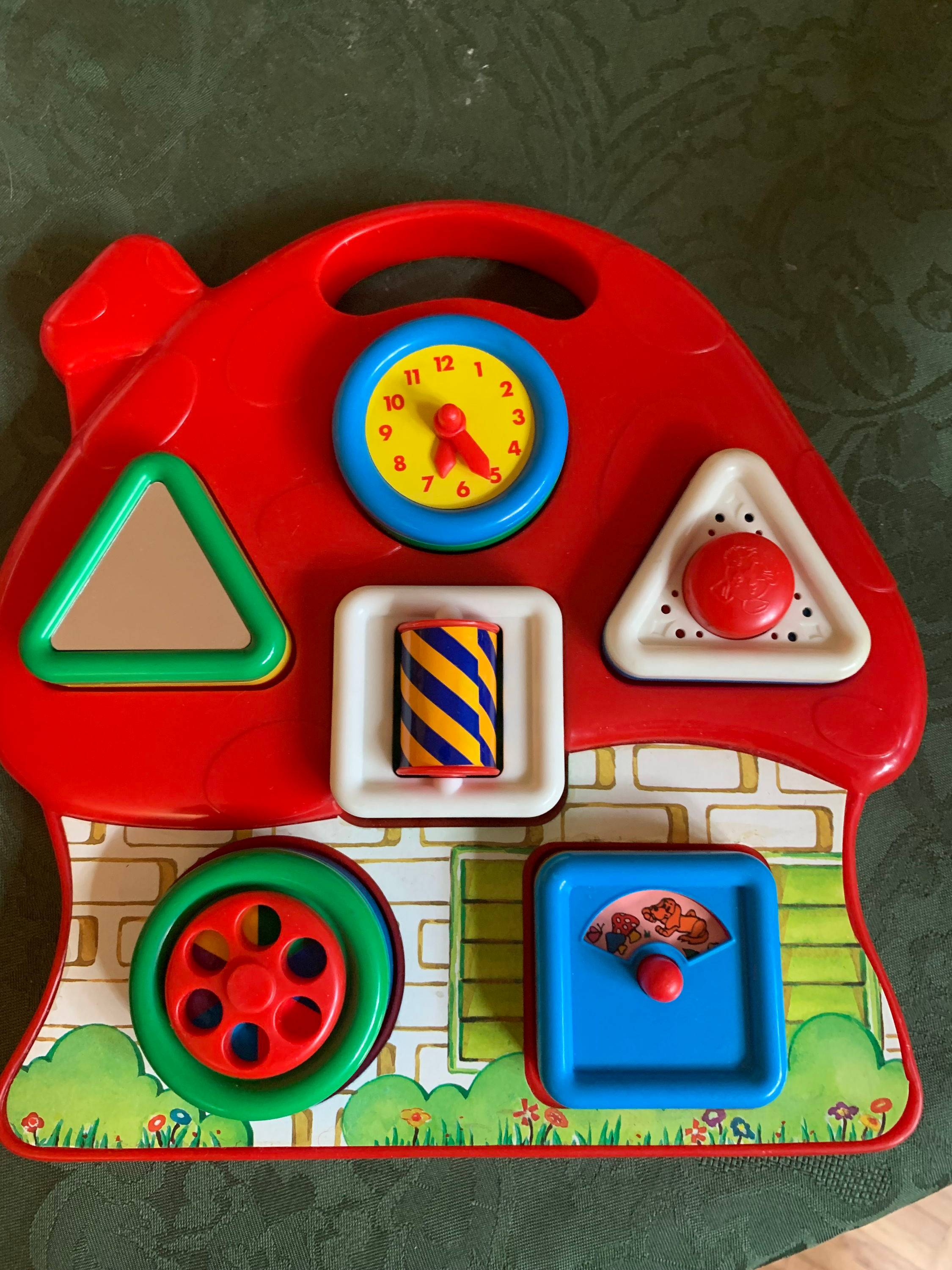 Vends tableau de jeux en forme de maison champignon, couleurs vives en plastique pour tout petit