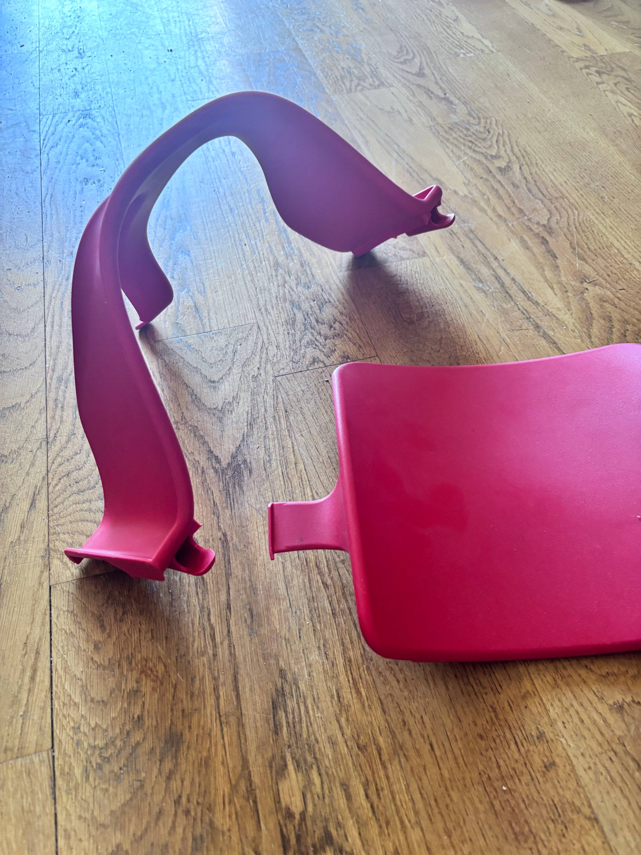 Vends lot accessoires chaise Stokke rouge