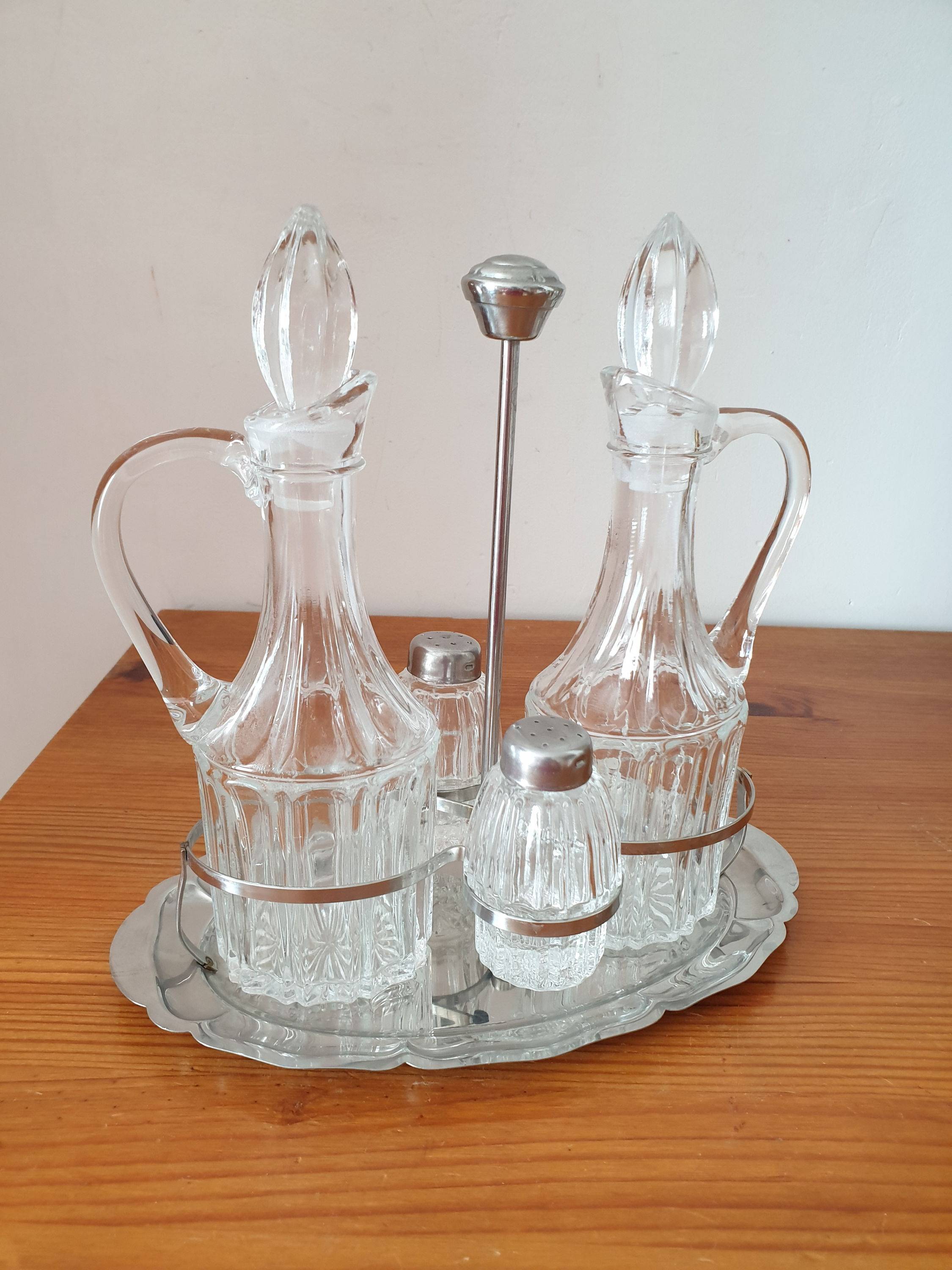 Vends magnifique serviteur huile vinaigre sel poivre en cristallin plateau inox années 70 parfait état 22x13x22 cm