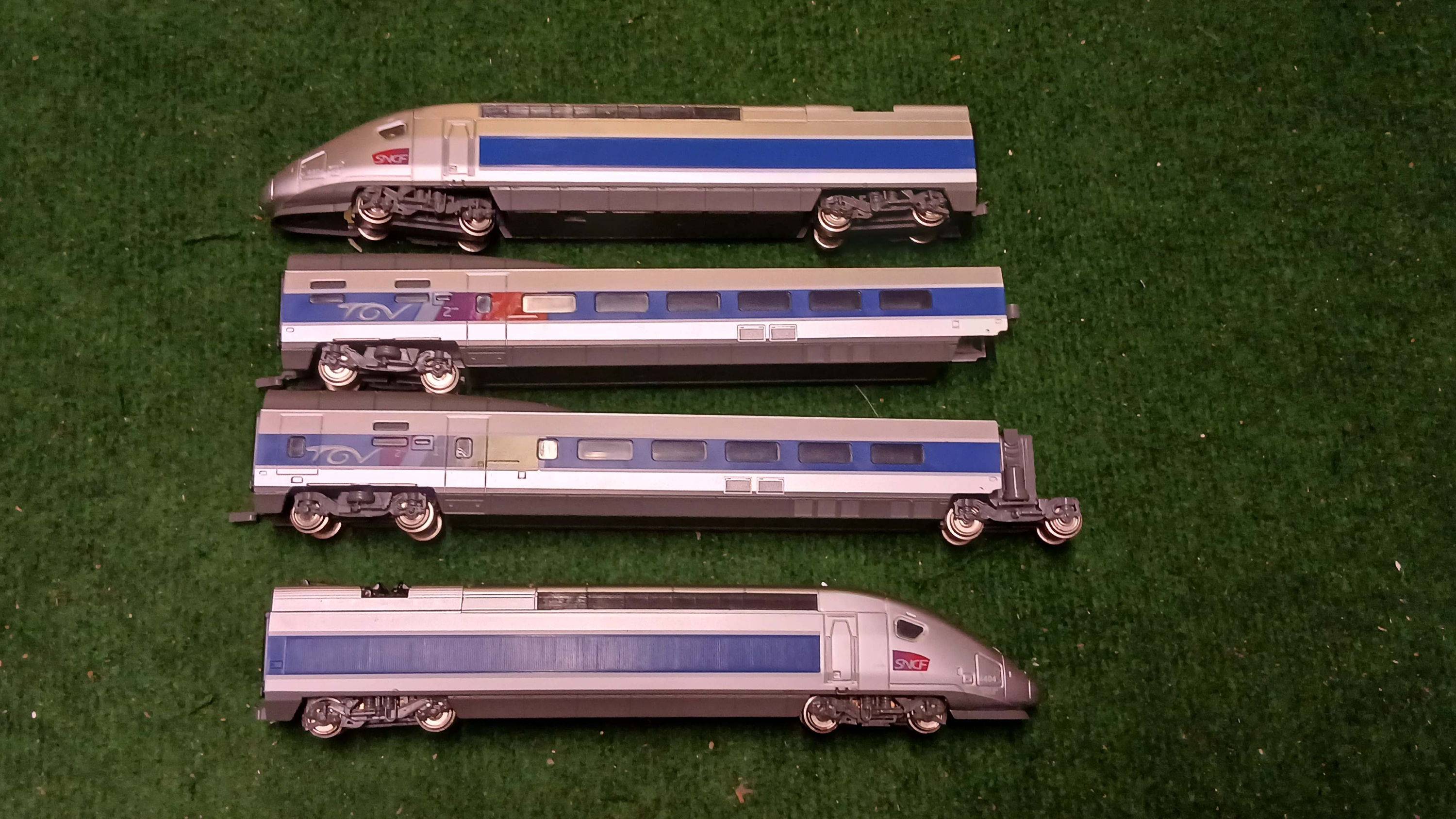 Vends coffret TGV complet avec transfo et ovale de rails - très bon état - échelle HO