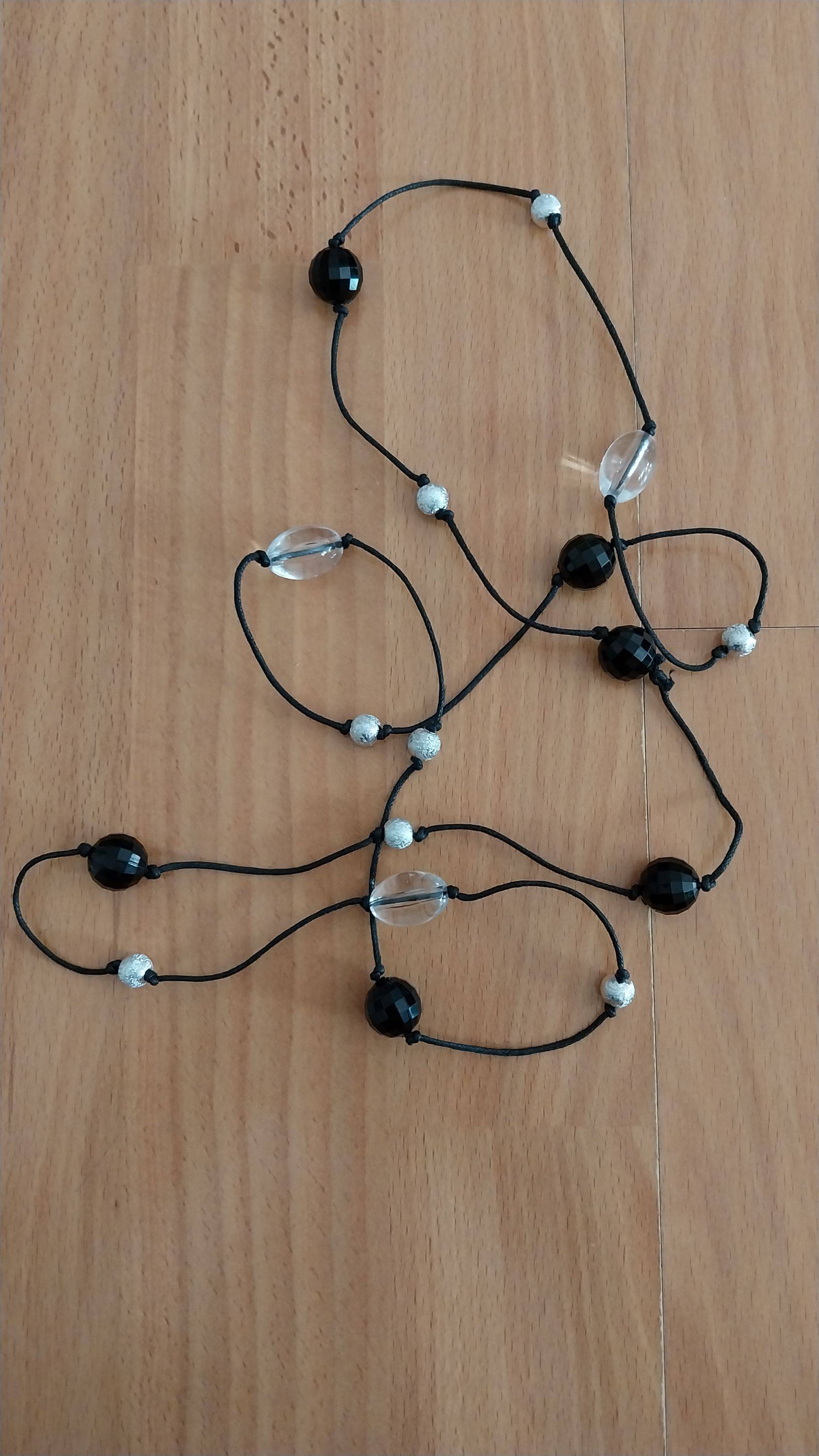 Vends un sautoir avec perles noires, argentées et transparentes