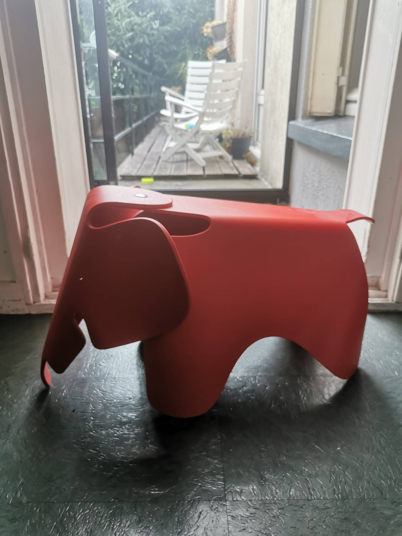 Vends éléphant Eames rouge siège enfant