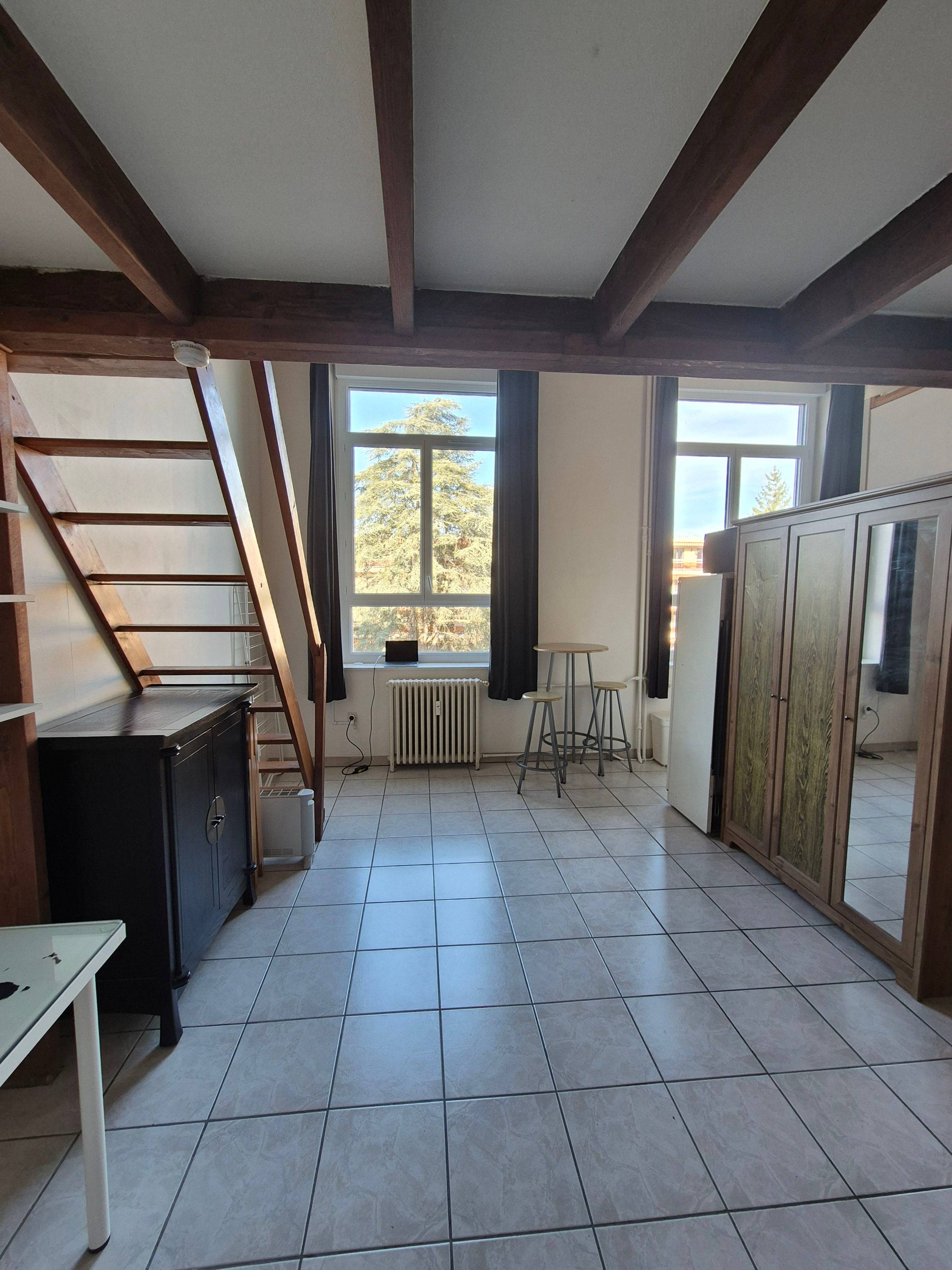 Loue studio meublé en duplex à la Croix Rousse (Lyon 4ème) - 26m² + 15m² de mezzanine (hauteur 1,40m)