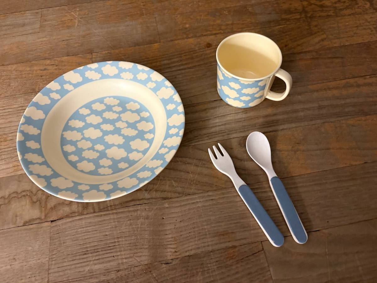 Assiette et tasse Nuages pour enfant