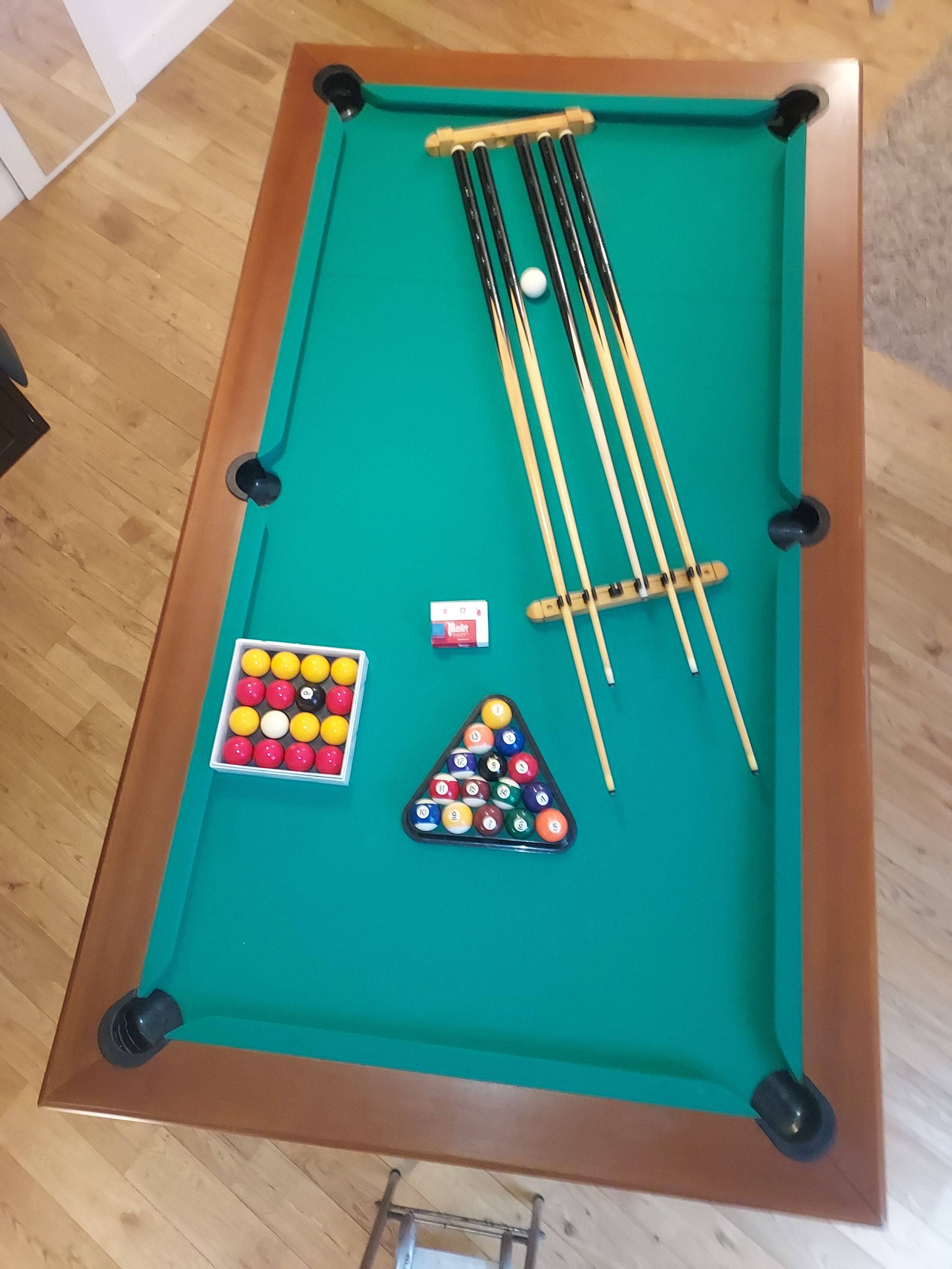 Vends billard américain en ardoise naturelle convertible en table à manger 10 personnes + accessoires et plateaux, très bon état