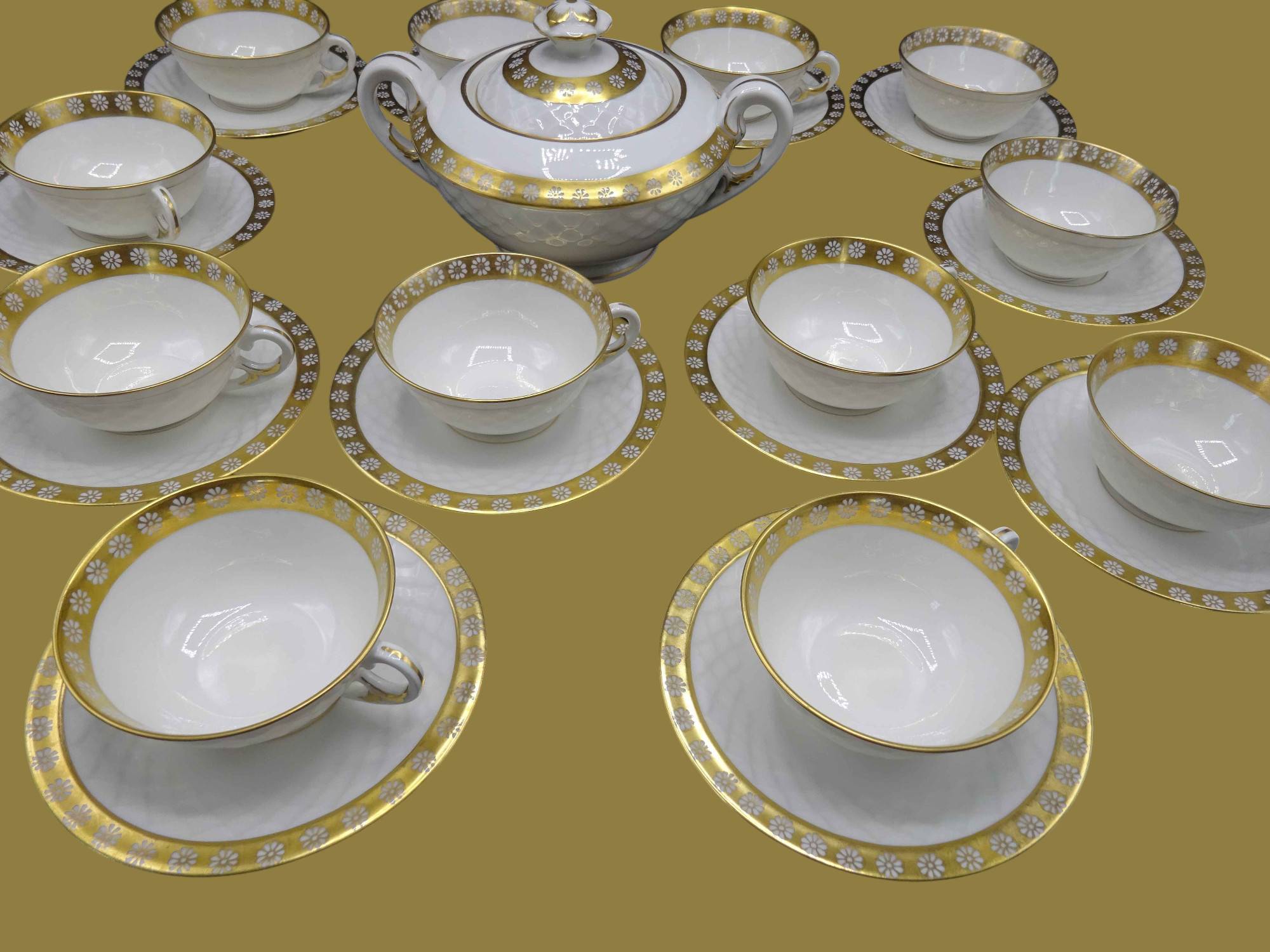 Vends 12 tasses à thé en porcelaine de Limoges
