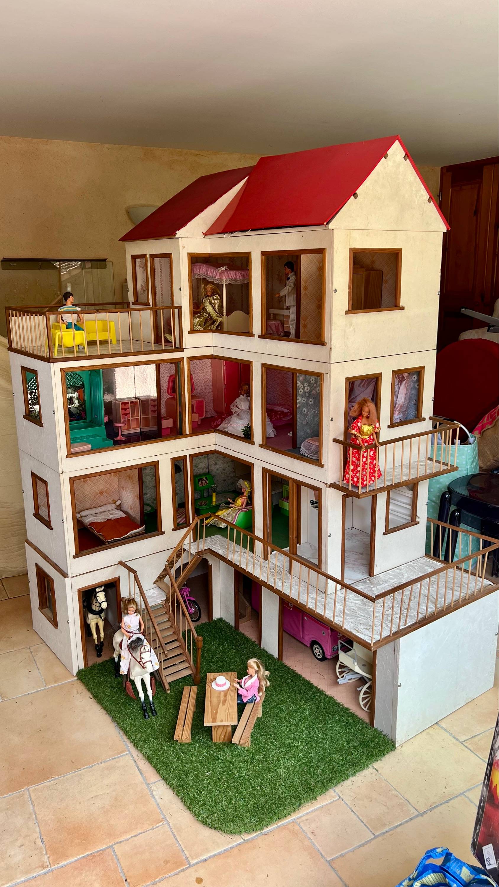 Vends immense maison de Barbie en bois