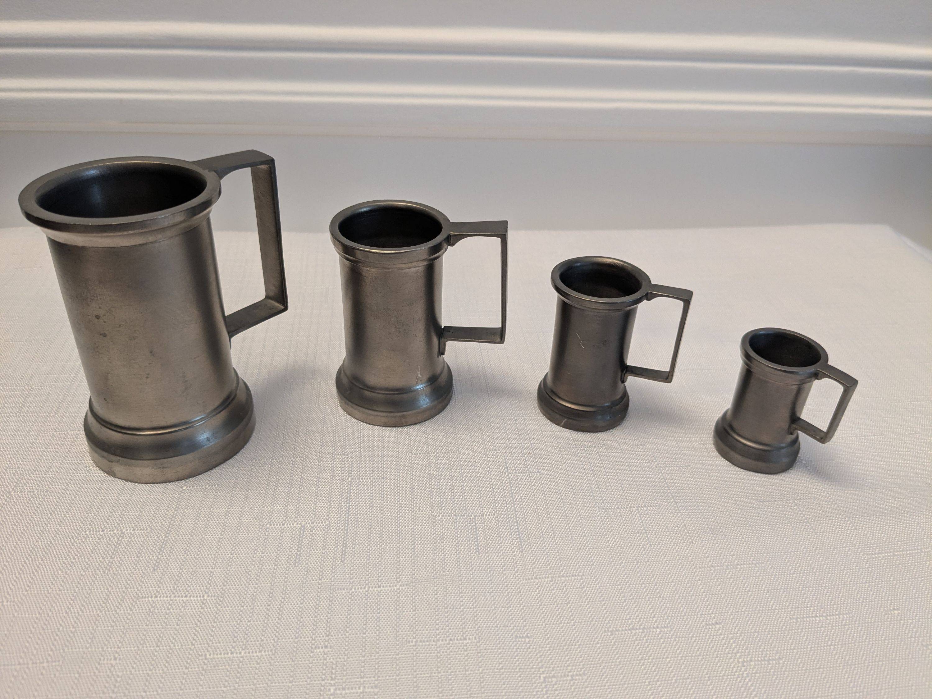 Vends série de 4 petites mesures en étain