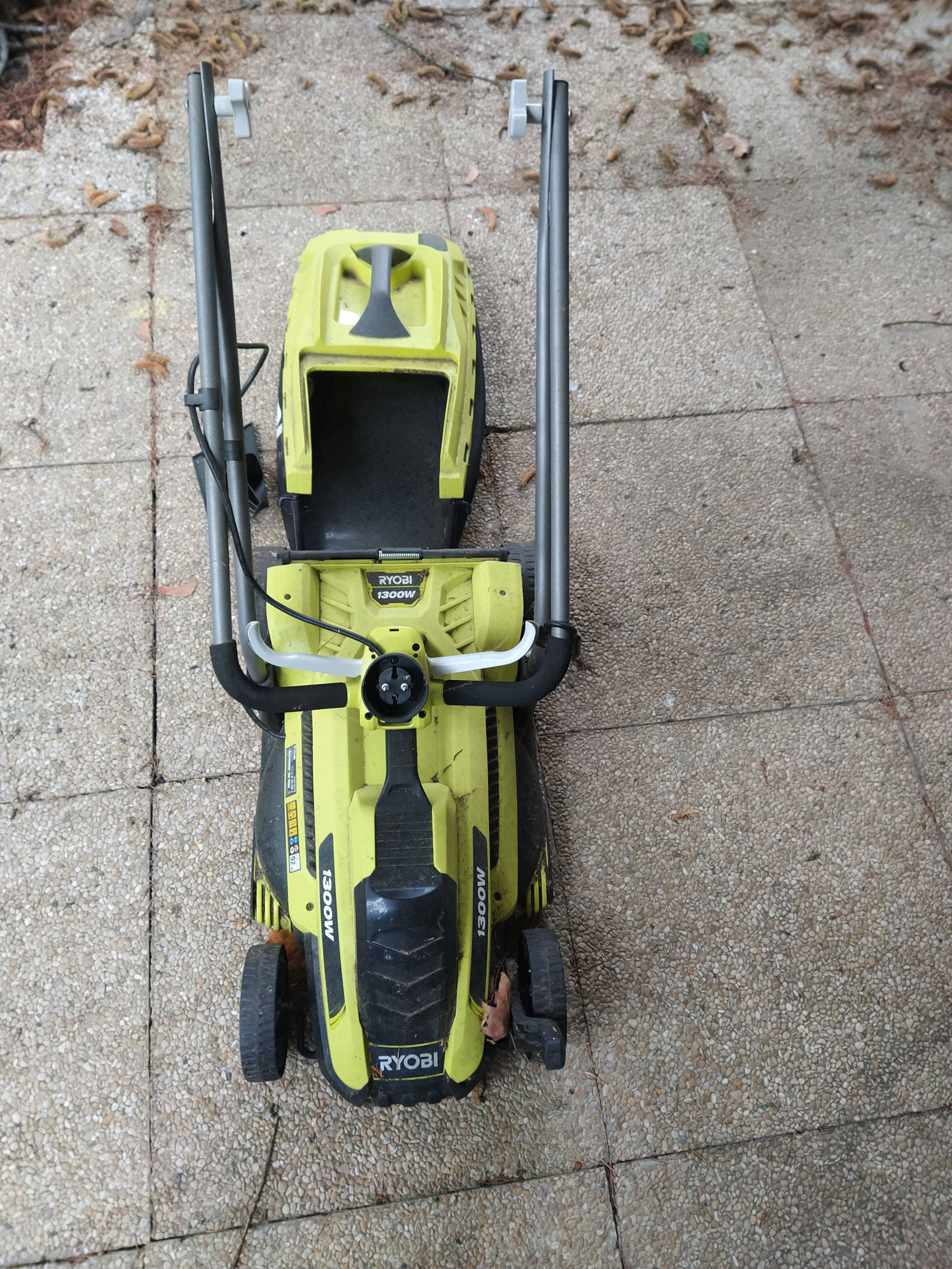 Vends tondeuse à gazon, marque Ryobi, avec lame de rechange