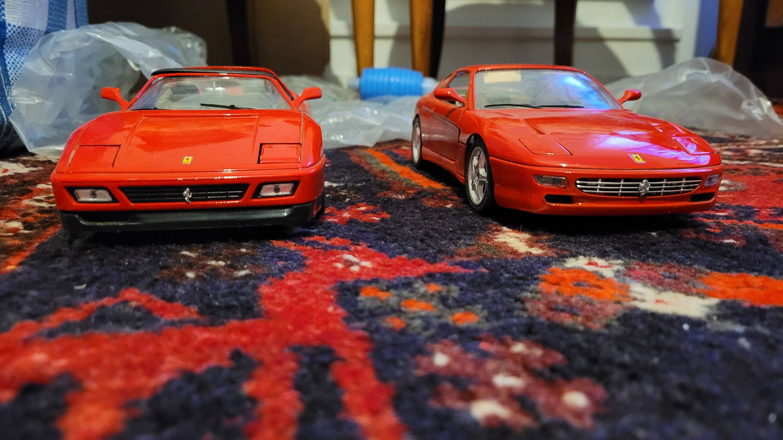 Quatre véhicules 1/18 Ferrari 348, Ferrari 456, Ferrari 330 P4, Porsche 911 speedster