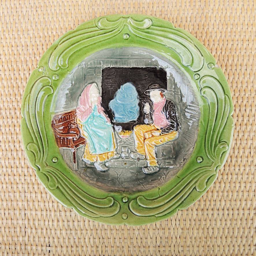 Ancienne Assiette en Barbotine : Couple de Paysans