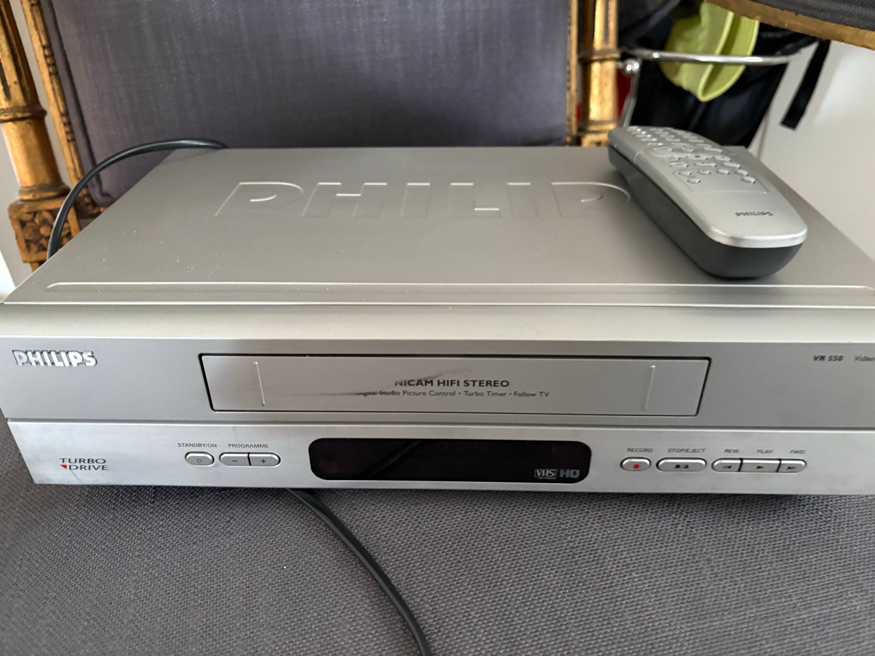 Vends lot VHS + magnétoscope Philips VR550, magnétoscope Philips VR550 VHS Hi-Fi stéréo avec télécommande