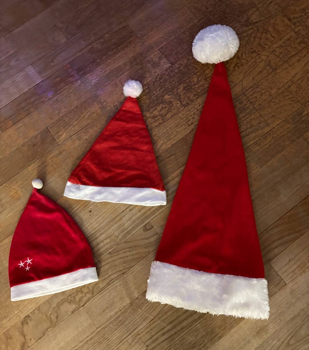 Vends 3 bonnets Père Noël et ses 3 paires de lunettes de Noël