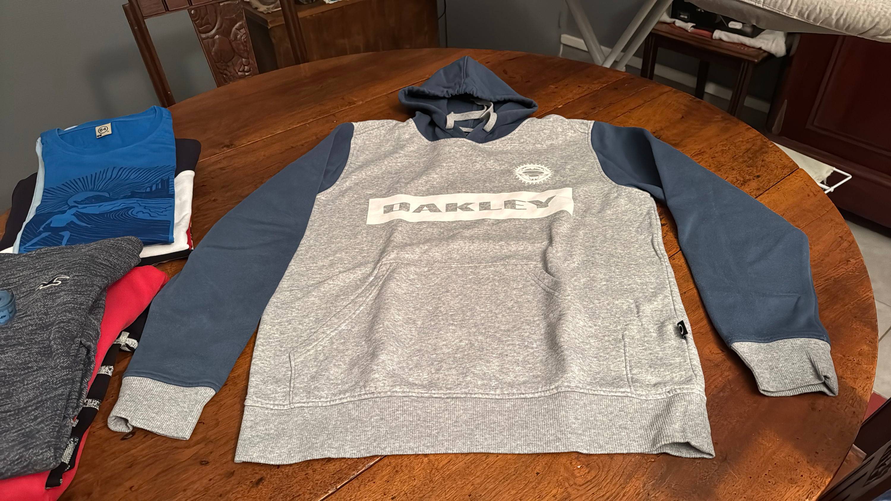 Vends sweat-shirt Oakley bleu et gris - Taille M