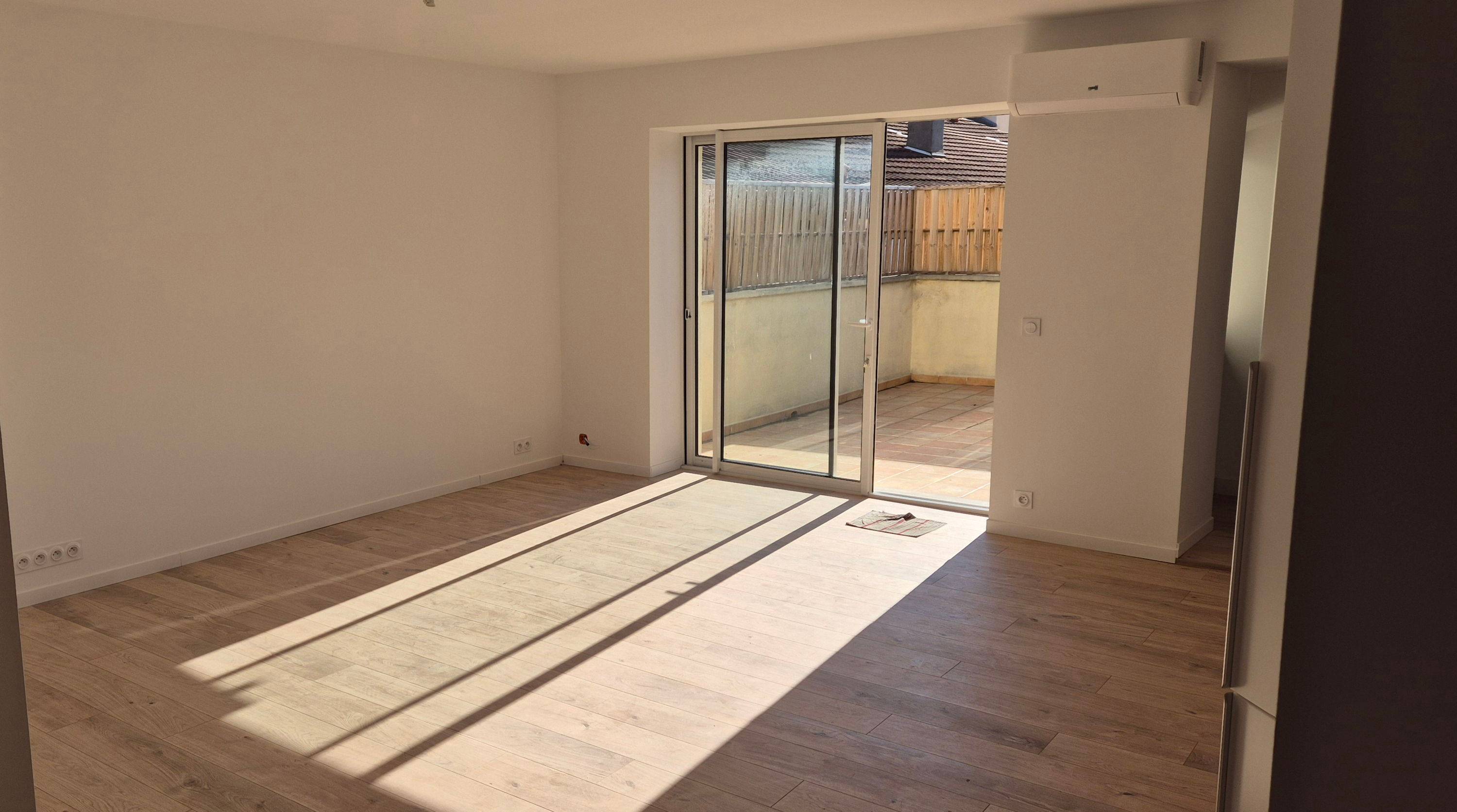 Vends appartement 90m² 3 chambres terrasse 20m² balcon cave 18m² dans immeuble ancien