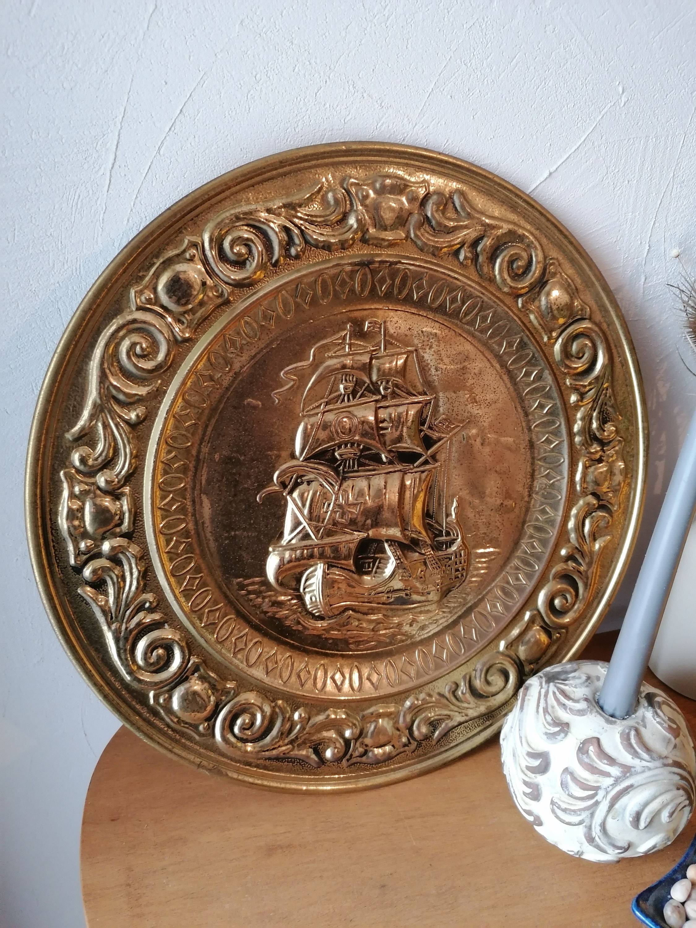 Plat décoratif marin laiton repoussé
