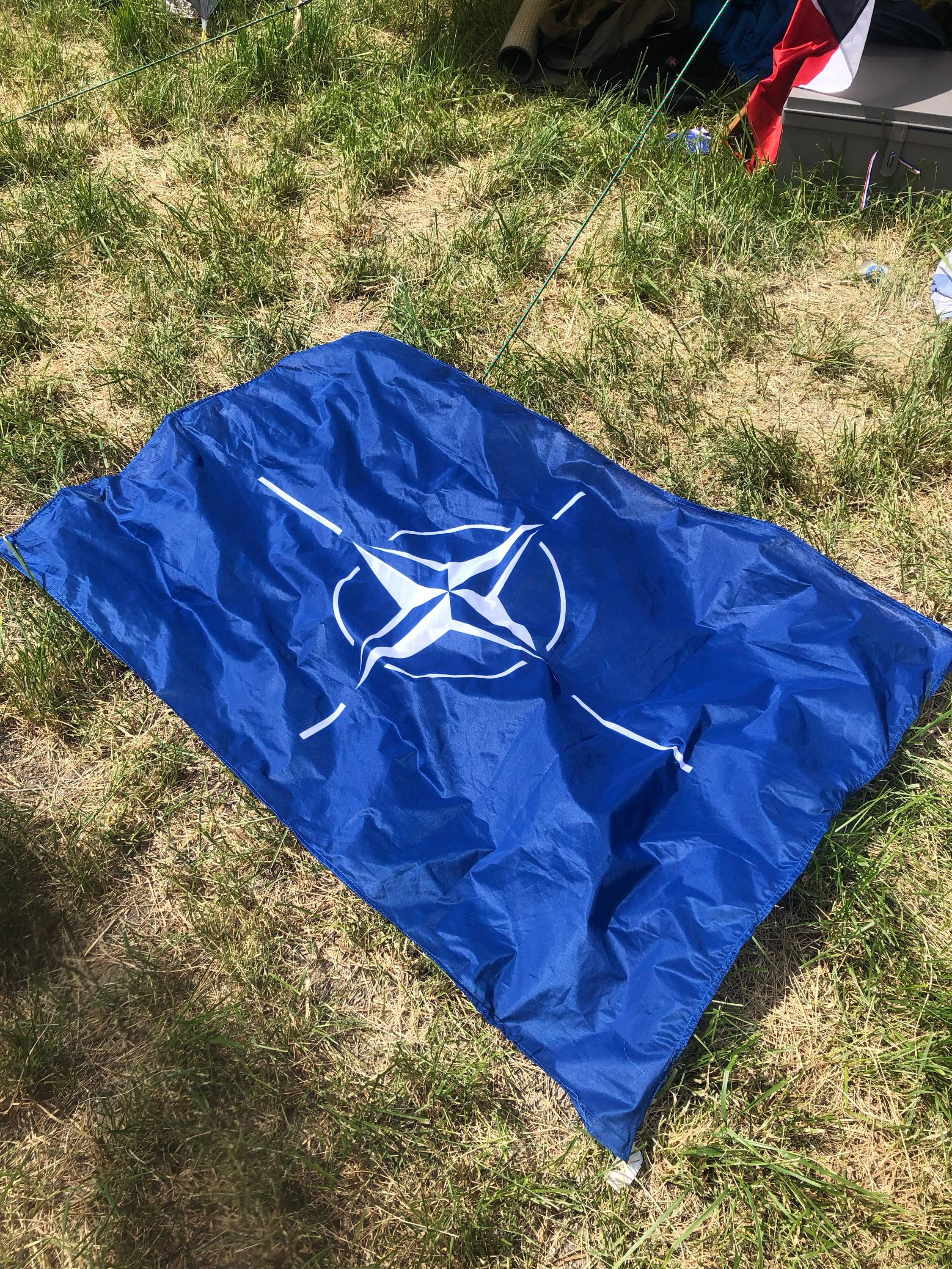 Vends drapeau de l’OTAN