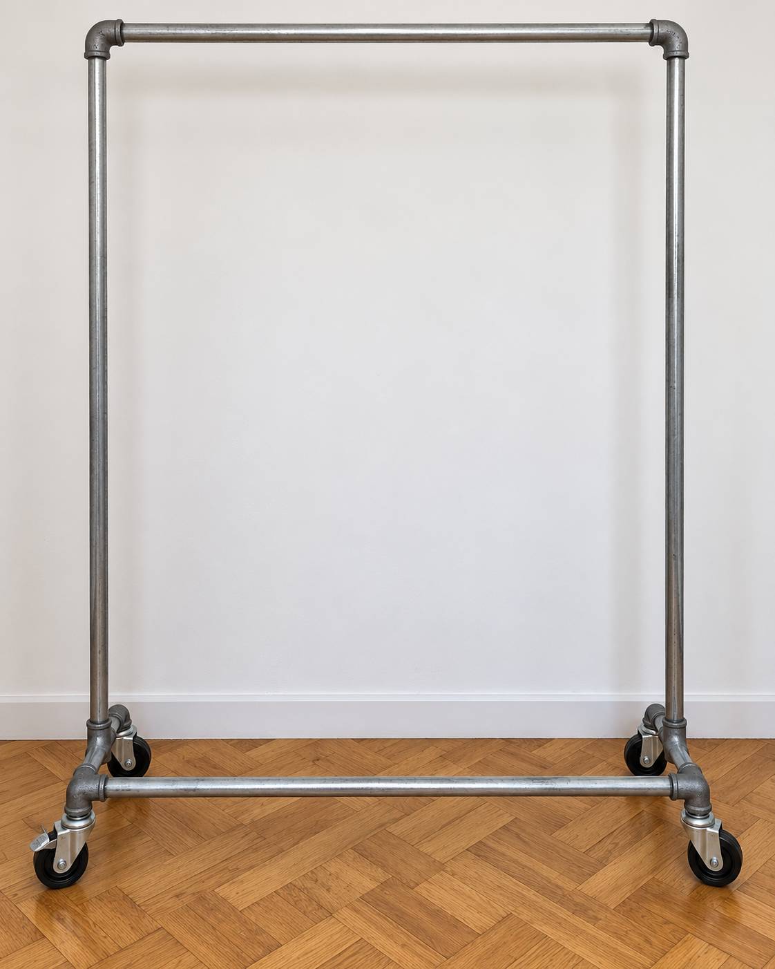 Vends portant à vêtements en métal sur roulettes – style industriel