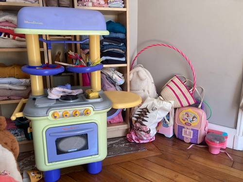 Vends lot de robes de princesse, poupées, livres, enfants et peluches