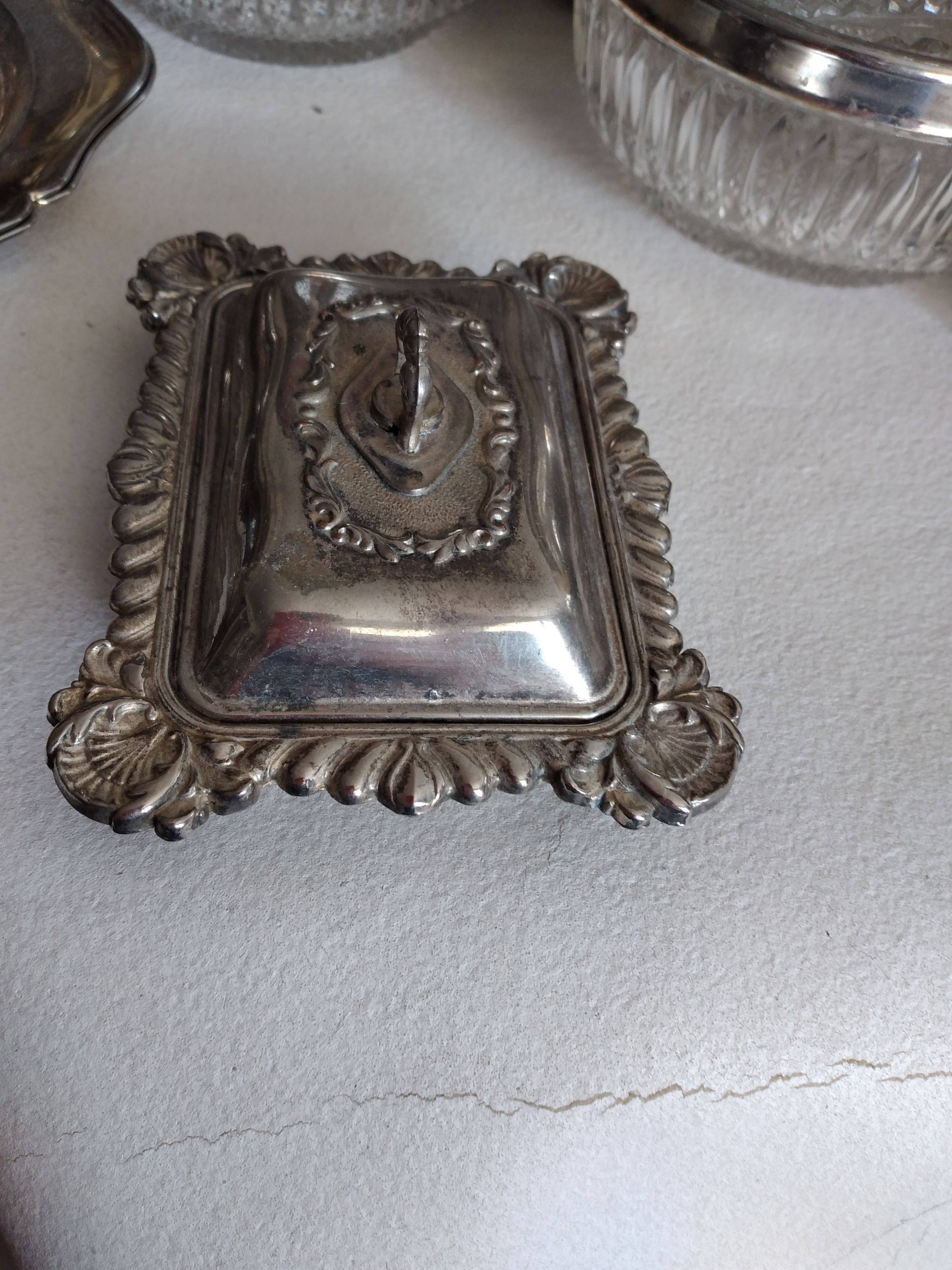 Vends beurrier en métal argenté