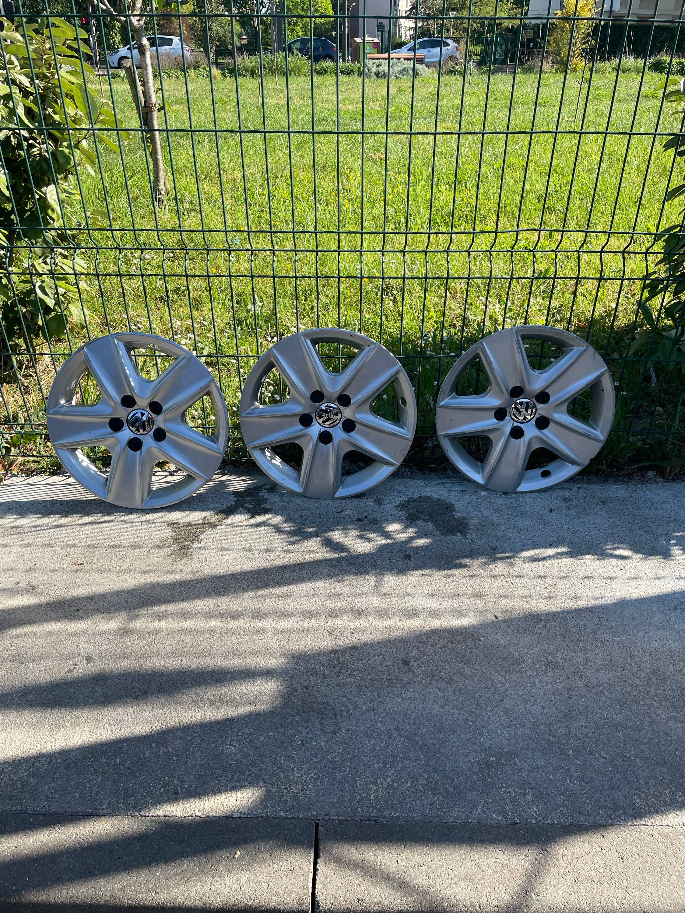 Vends 3 enjoliveurs de marque Volkswagen