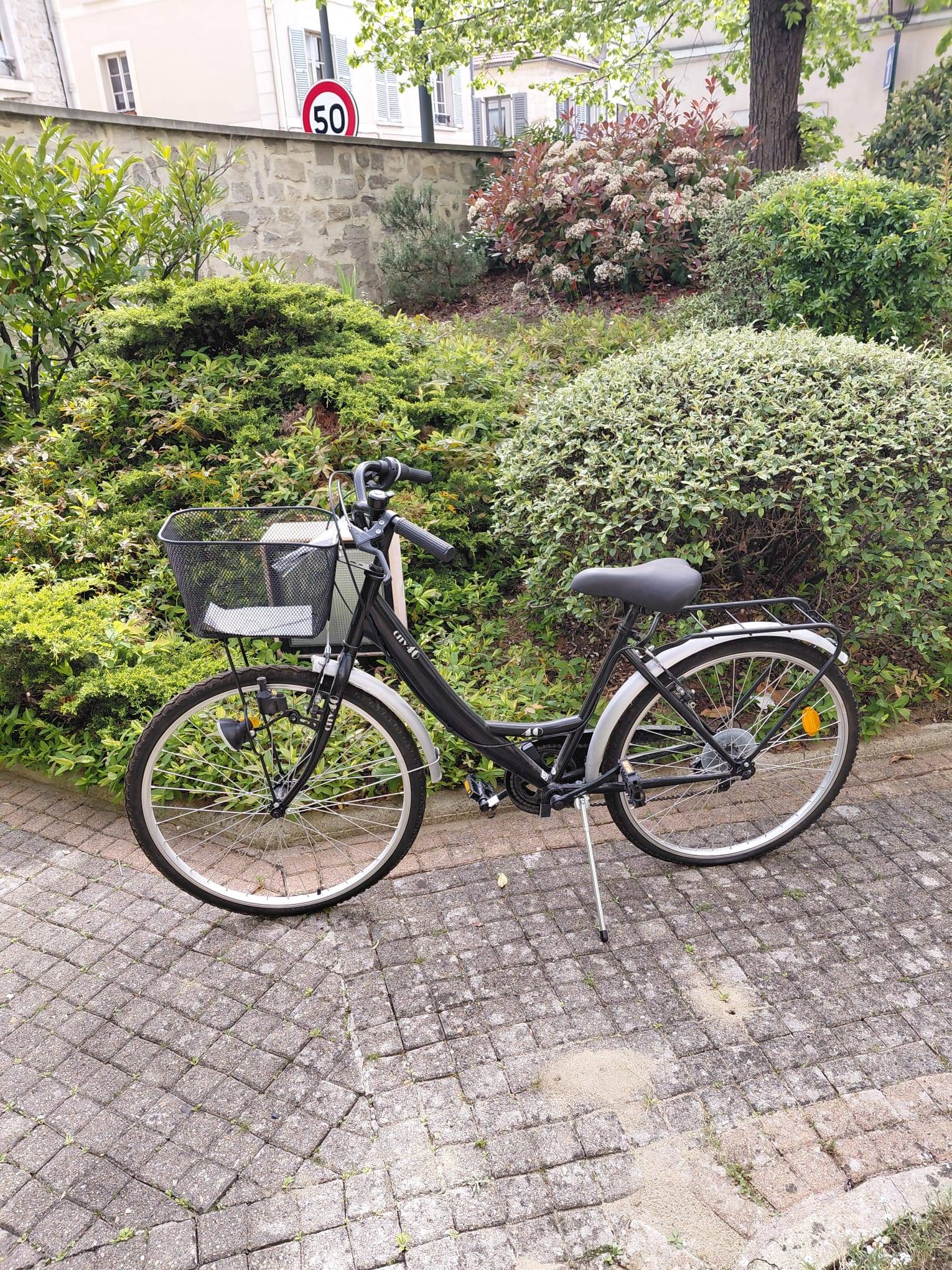 Vends 1 ou 2 vélos city 40 noirs avec paniers état neuf