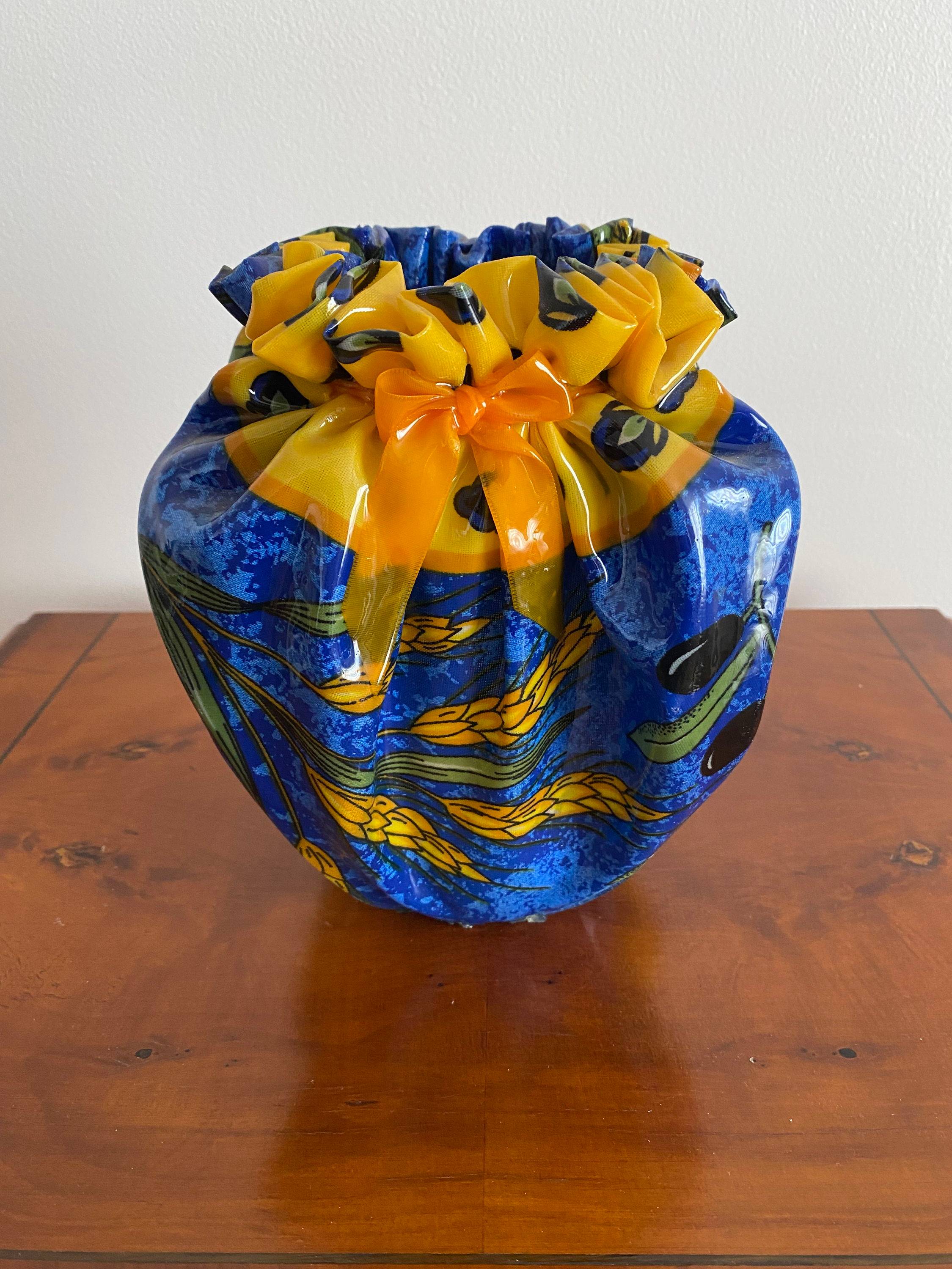 Vends vase décoratif original en résine drapée – couleurs bleu et jaune