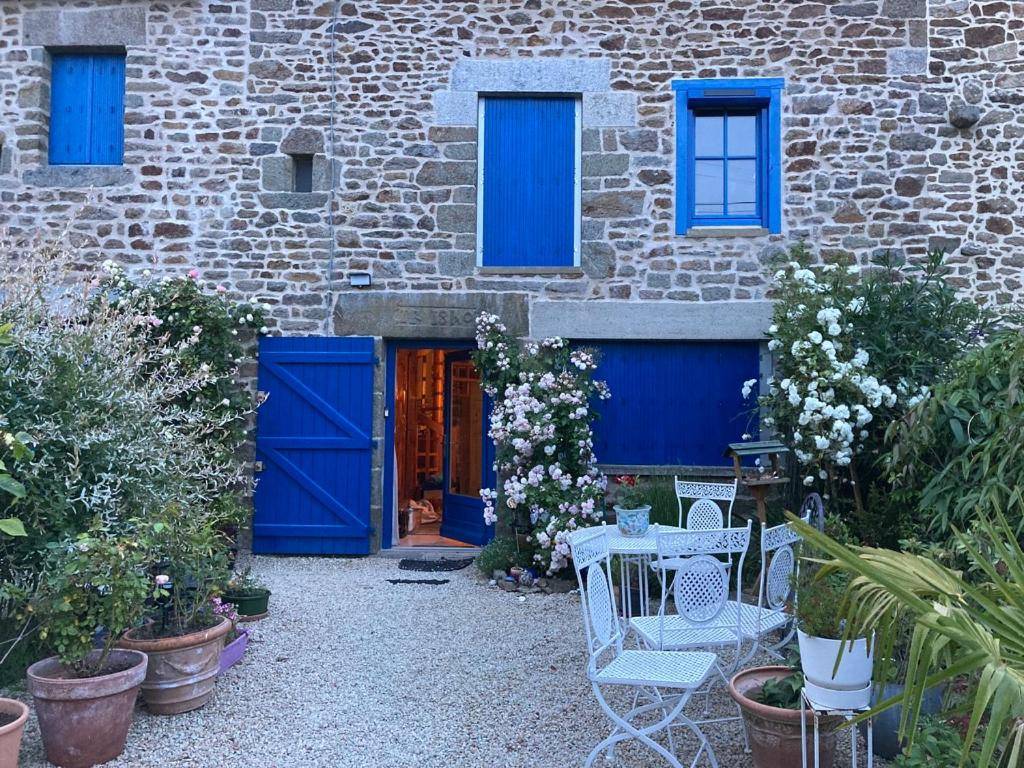Grande chambre de charme meublée 25m² avec bureau dans demeure de caractère, près de Dinan / Saint-Malo