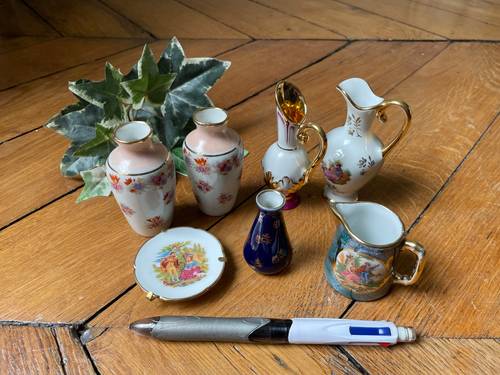 Vases miniatures, aiguières, pot à lait et assiette, porcelaine de Limoges