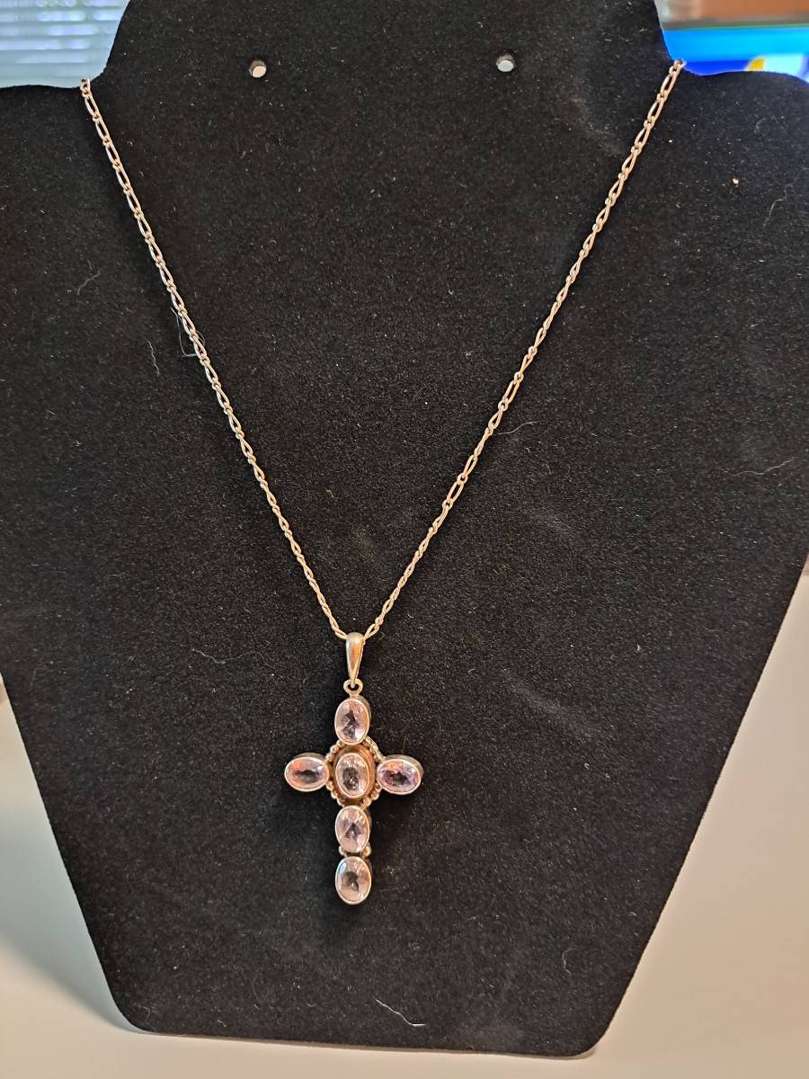 Croix en argent et améthystes