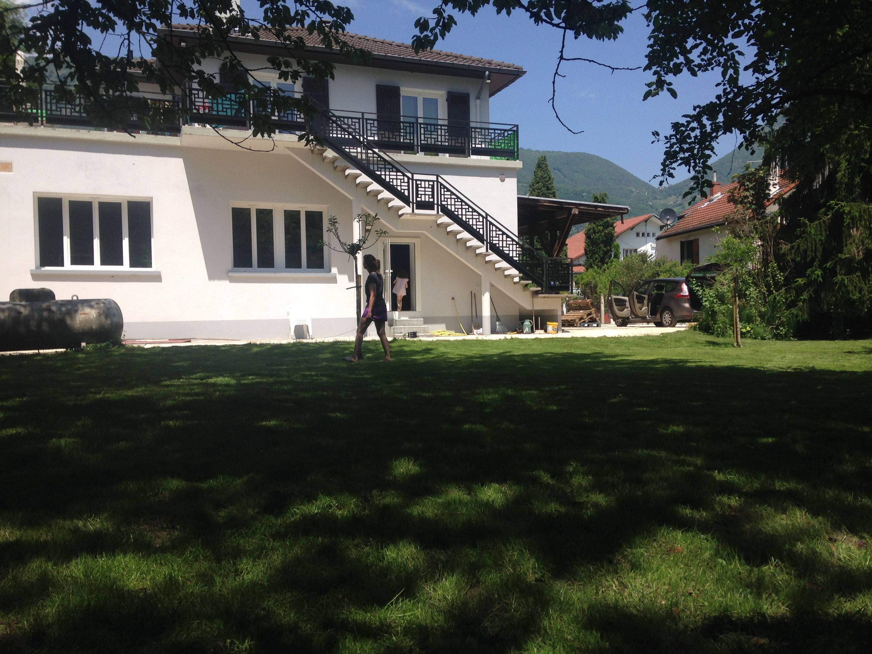 LOUE APPARTEMENT DE 95m² AU 1ER ETAGE D’UNE MAISON INDIVIDUELLE