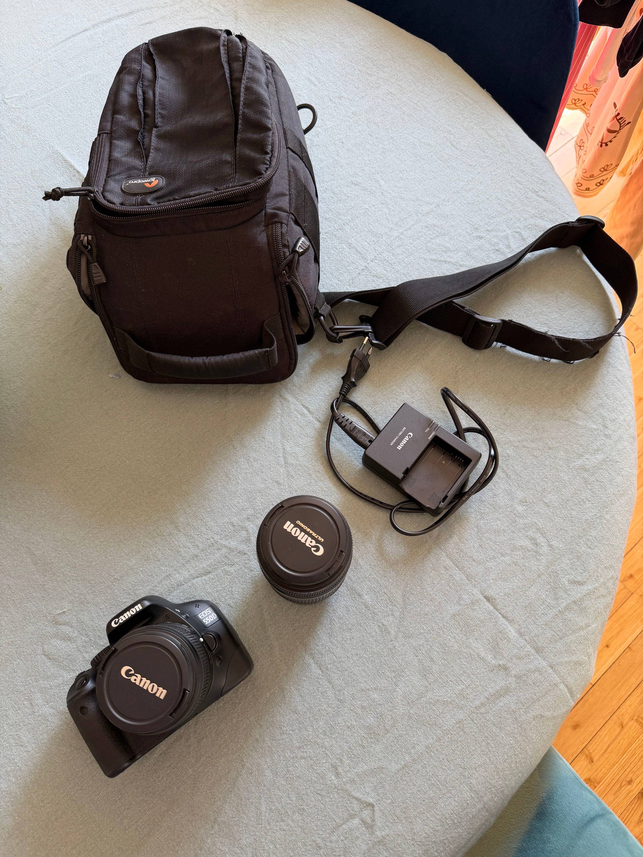 Vends Canon EOS 550D + 18-55 + 75-300 + sacoche + chargeur quasi neuf