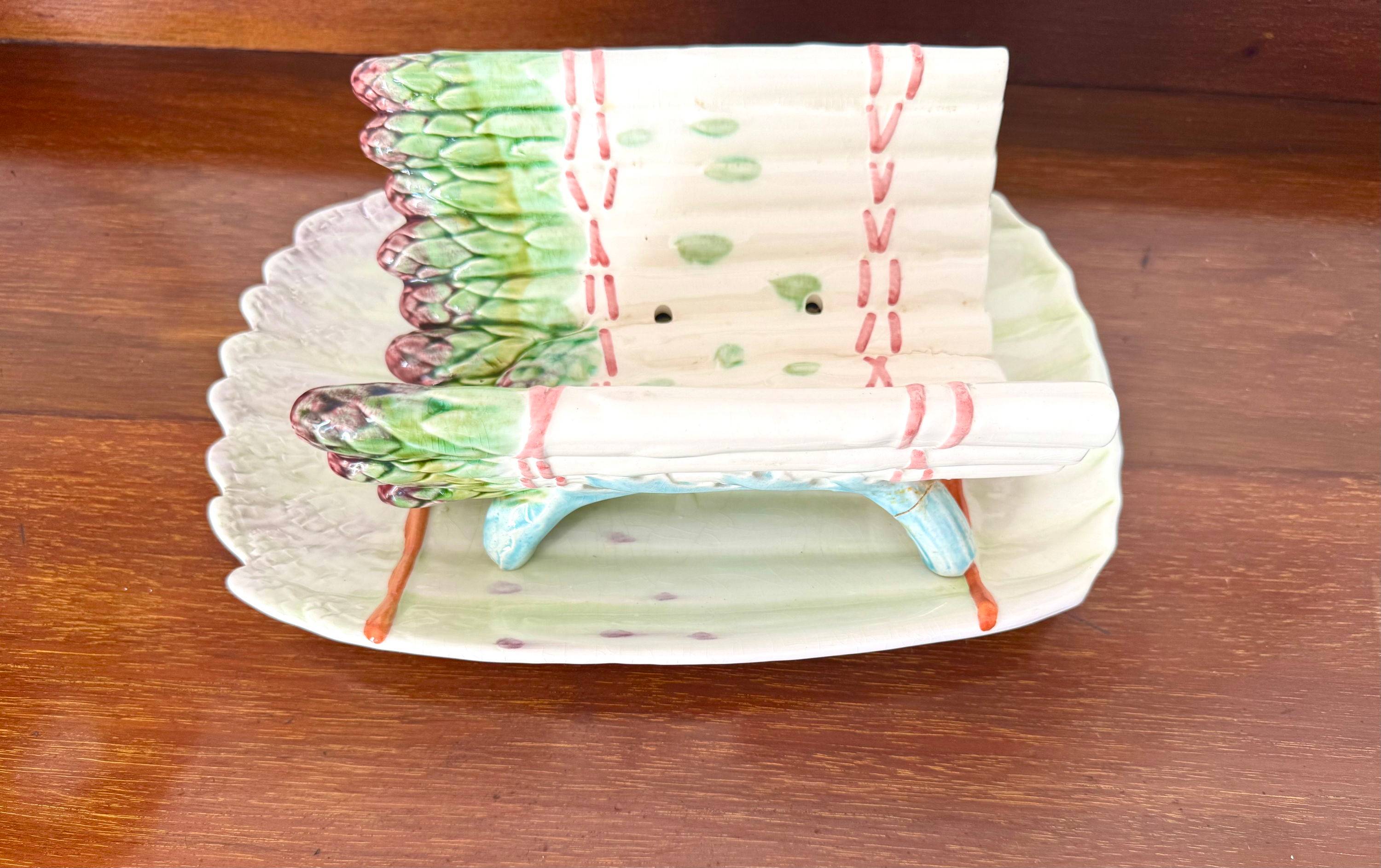 Vends ancien plat à asperges barbotine avec égouttoir amovible – décor trompe-l’œil asperges – début XXème