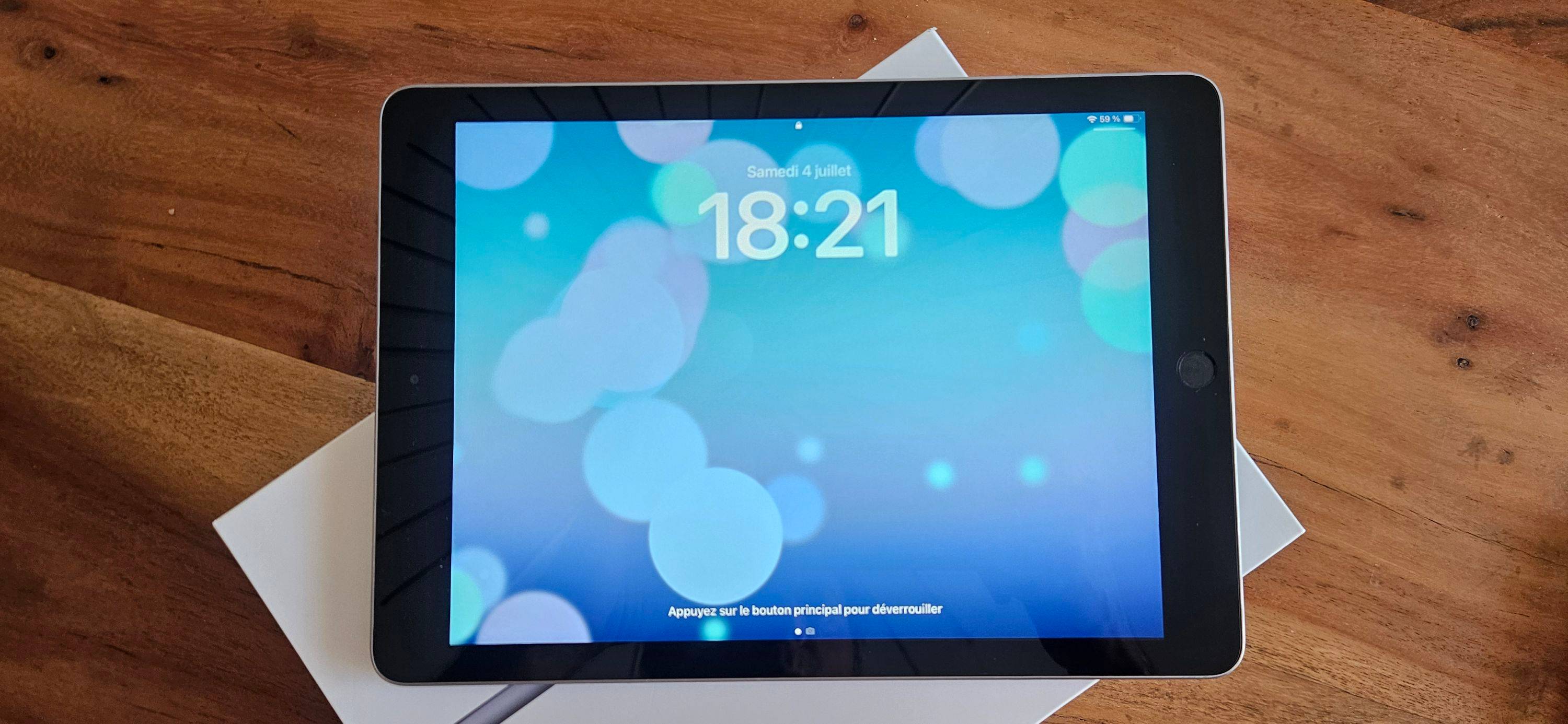 Vends iPad 6ème génération Wi-Fi + Slim Folio Logitech bluetooth