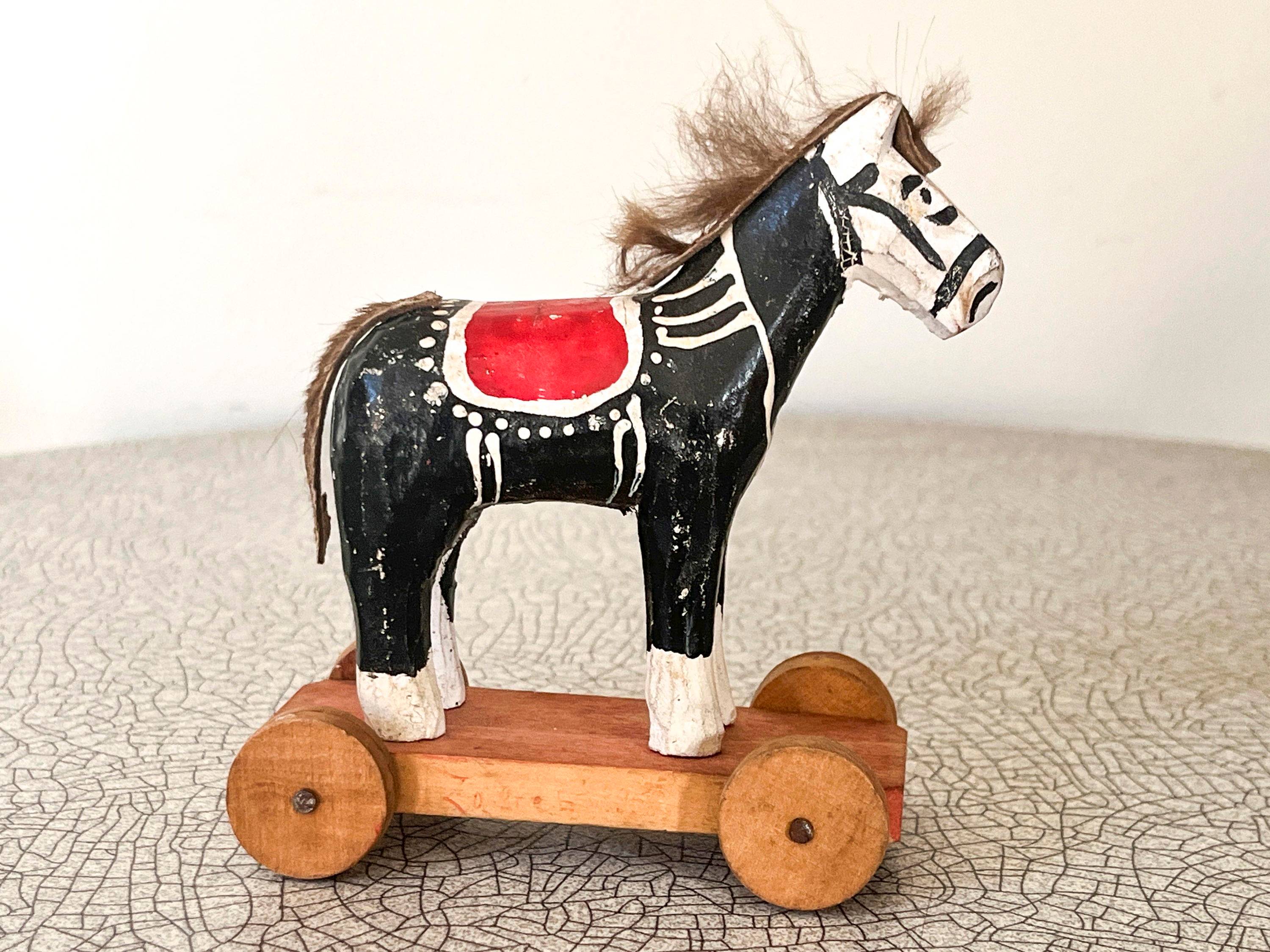 Vends ancien petit jouet à tirer en bois, cheval