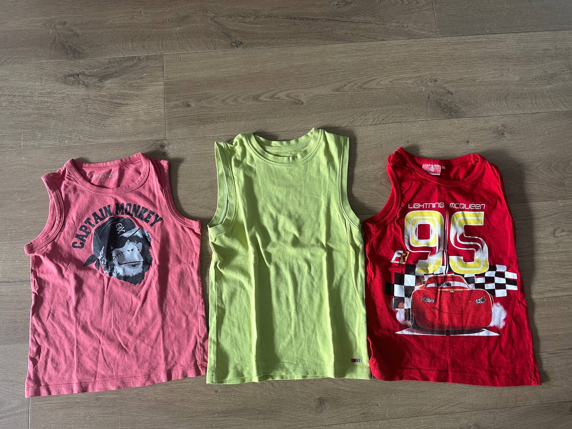 Vends 3 tee-shirts débardeurs (Cars + Monkey) - Taille 8 ans