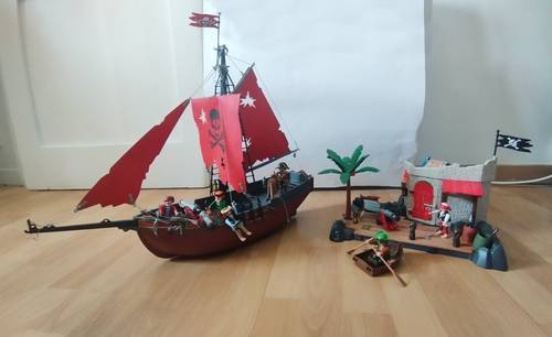 Vends lot Playmobil pirates : bateau 3900 et repère 6146
