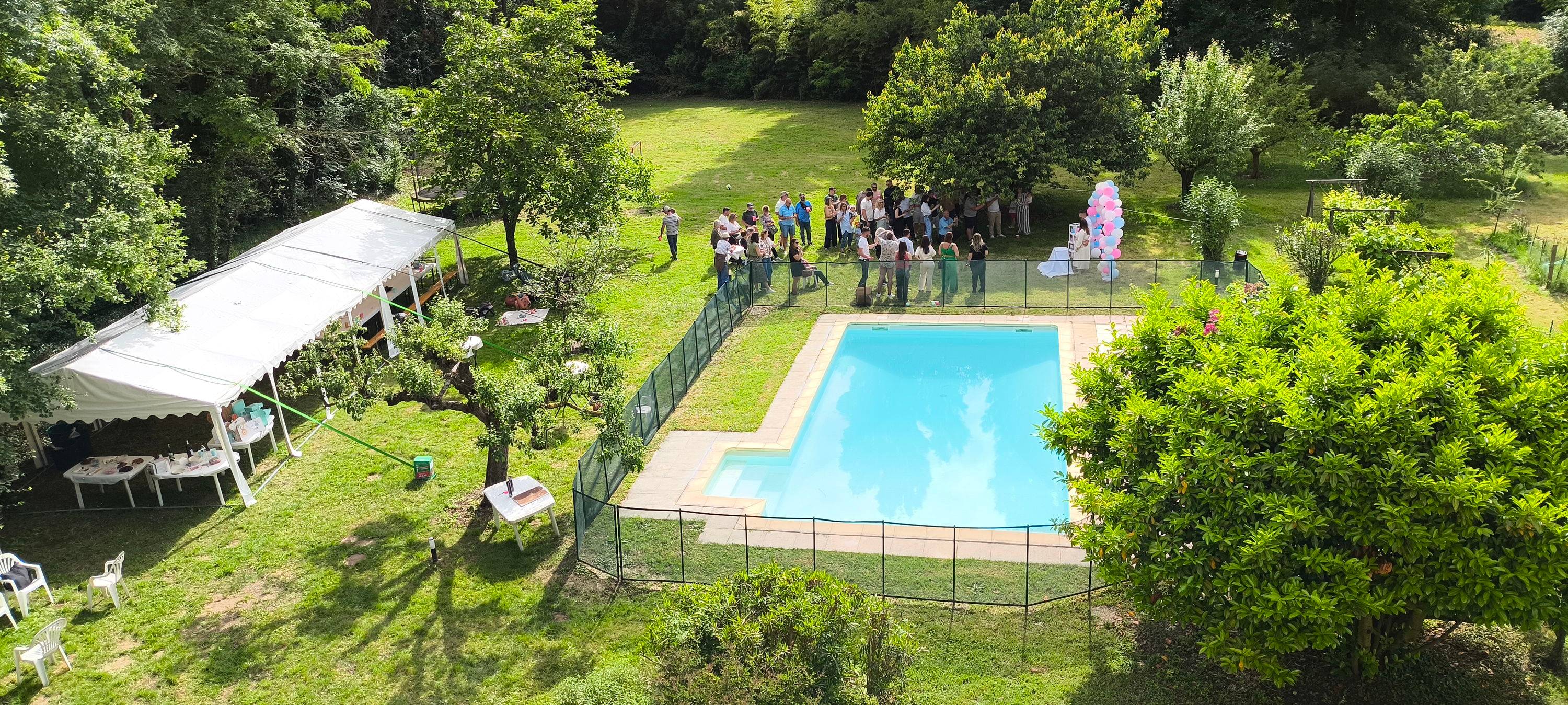 Loue jardin de charme avec piscine dans la Drôme pour événement champêtre