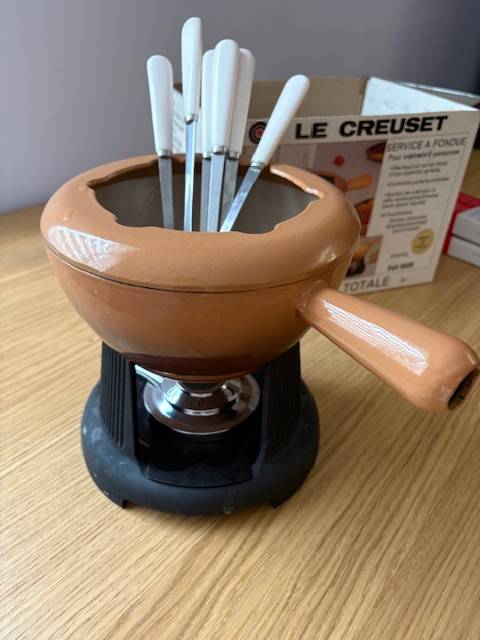 ANCIEN SERVICE À Fondue Le Creuset en Fonte Émaillée EUR 30,00 - FR